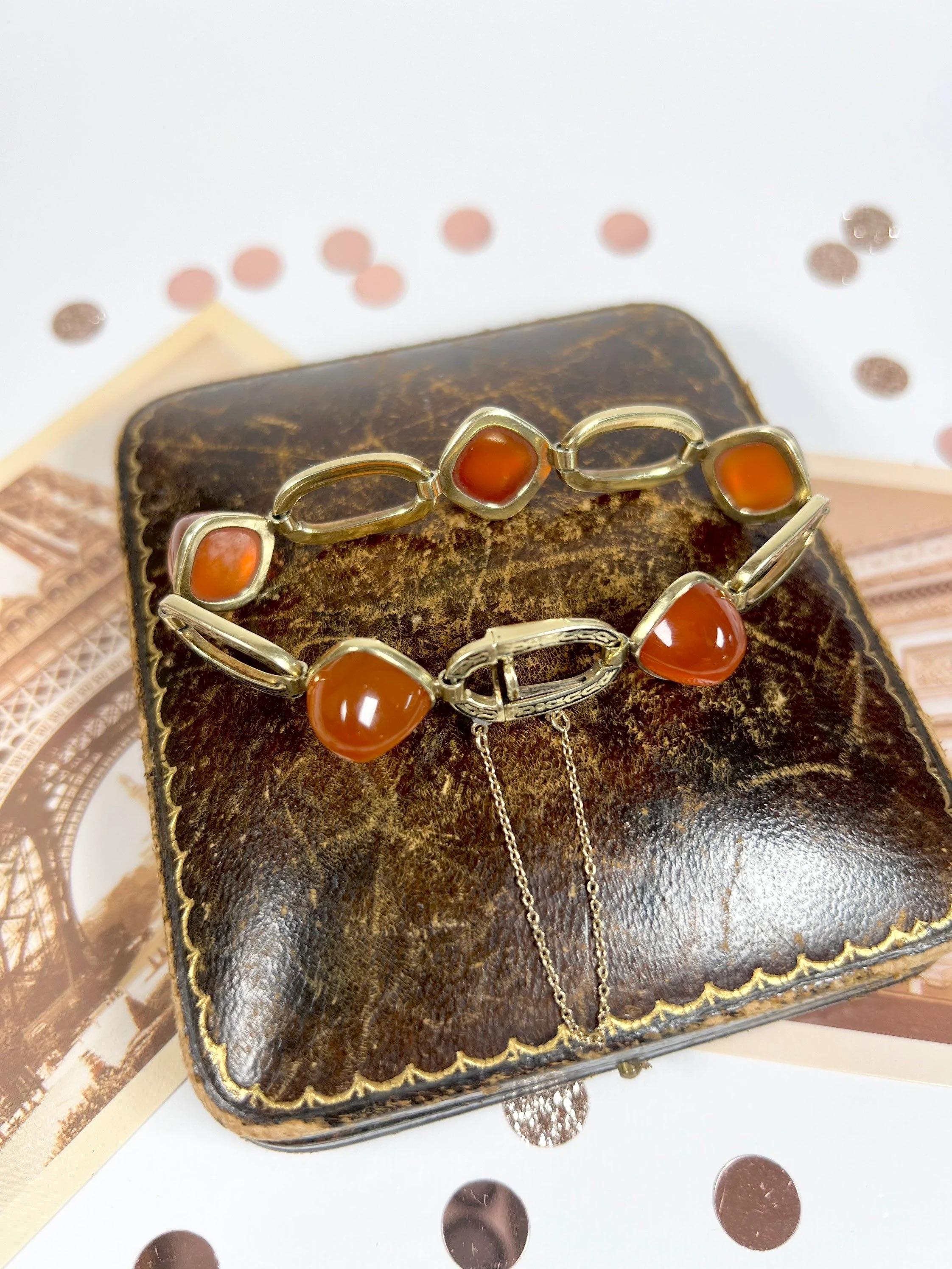 Antique Gold Bracelet

14ct Gold Stamped 

Circa 1920’s

Beautiful, antique bracelet. Set with lovely, large gold links. Alternating gorgeous carnelian stones with oval, black- enamel decorated links. 
Features an integral clasp & safety chain.