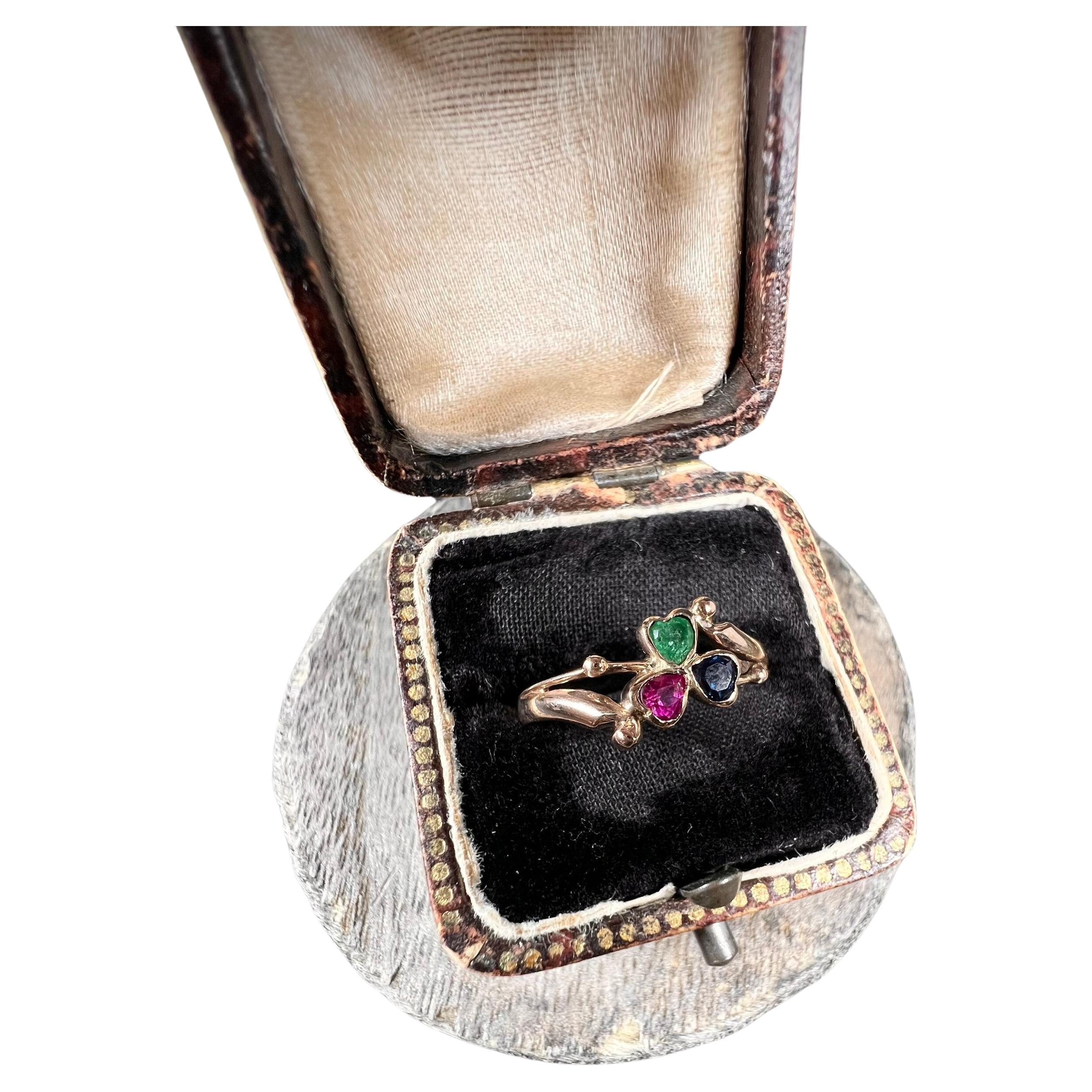 Bague trèfle antique 

Or 14ct testé 

Circa 1920's 

Jolie bague ancienne en forme de trèfle à trois feuilles. Serti d'un saphir naturel, d'un rubis et d'un diamant. Les pierres forment un joli trèfle et sont montées sur un anneau en or jaune 14ct