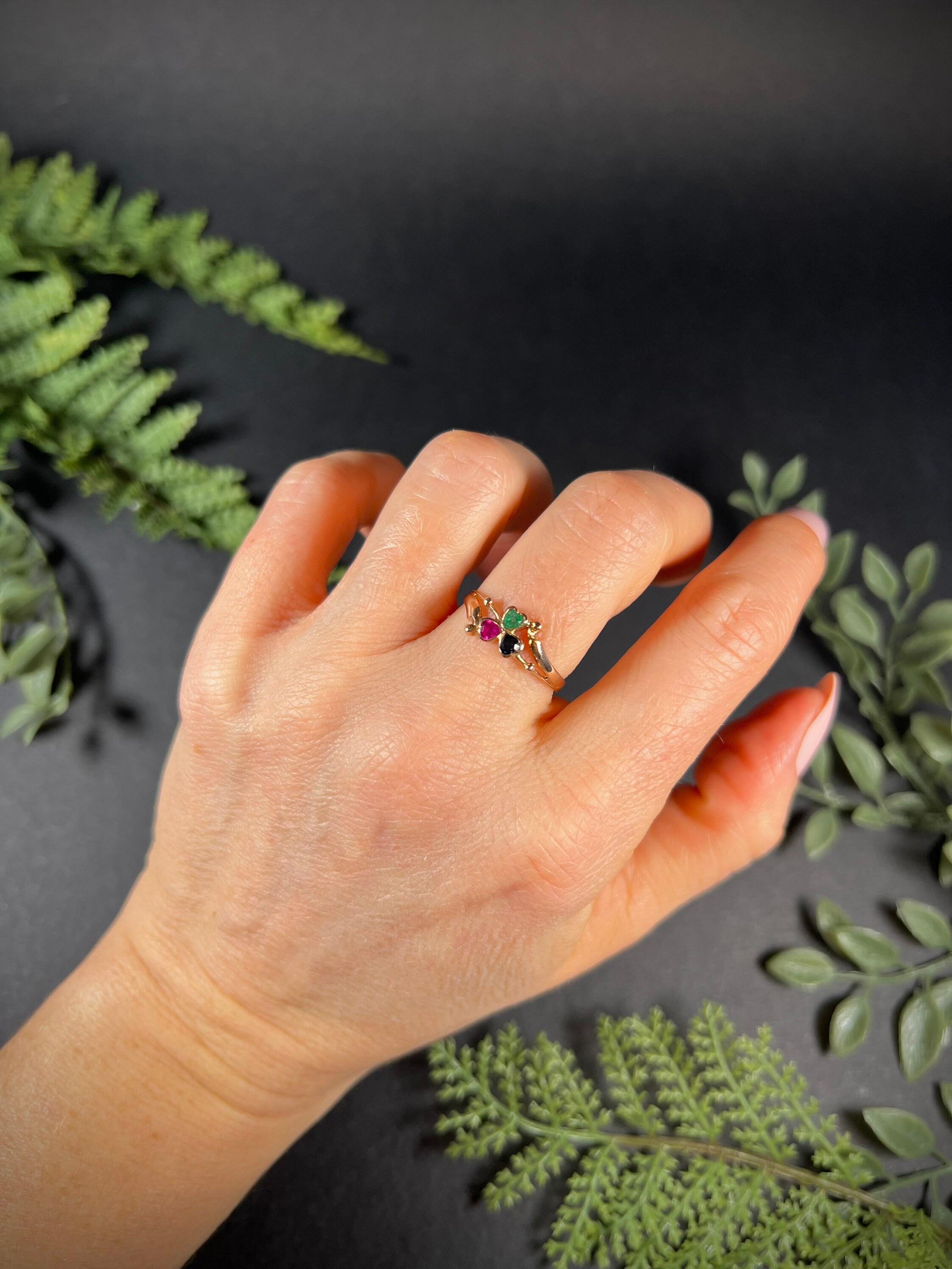 Bague ancienne en or 14ct des années 1920, saphir, rubis et émeraude, trèfle à trois feuilles en vente 1