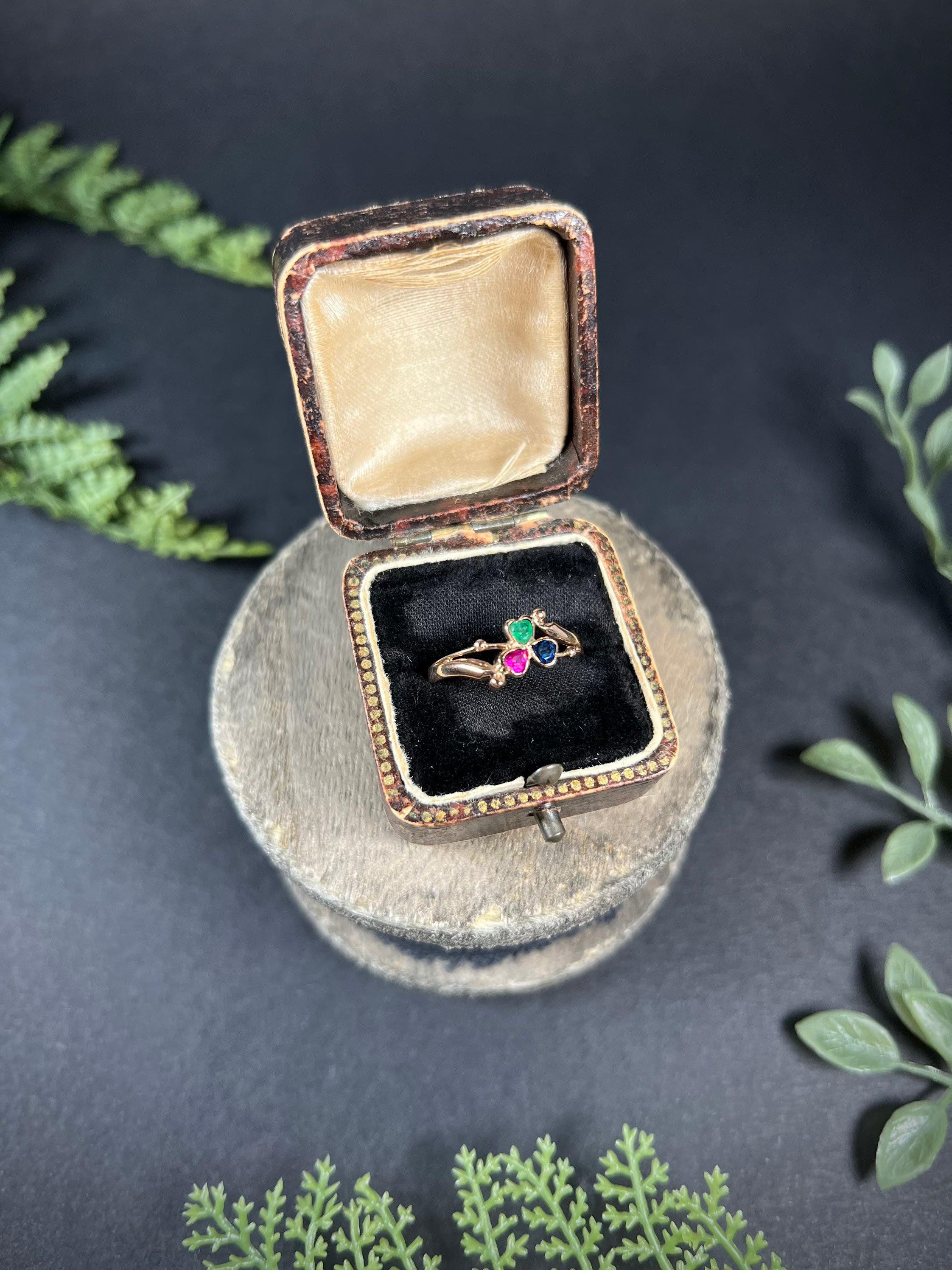 Bague ancienne en or 14ct des années 1920, saphir, rubis et émeraude, trèfle à trois feuilles en vente 3