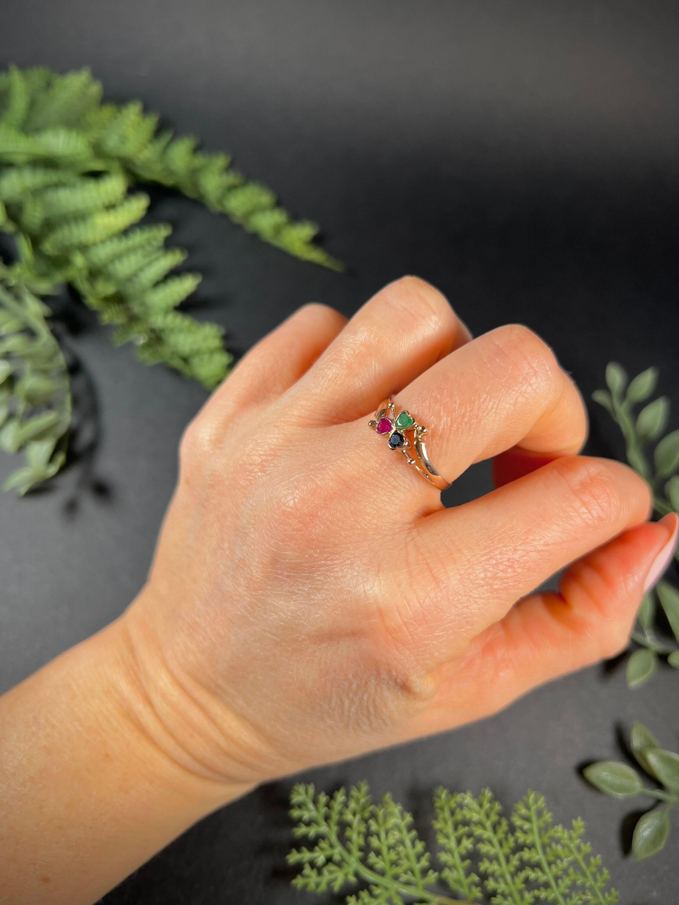 Bague ancienne en or 14ct des années 1920, saphir, rubis et émeraude, trèfle à trois feuilles en vente 4