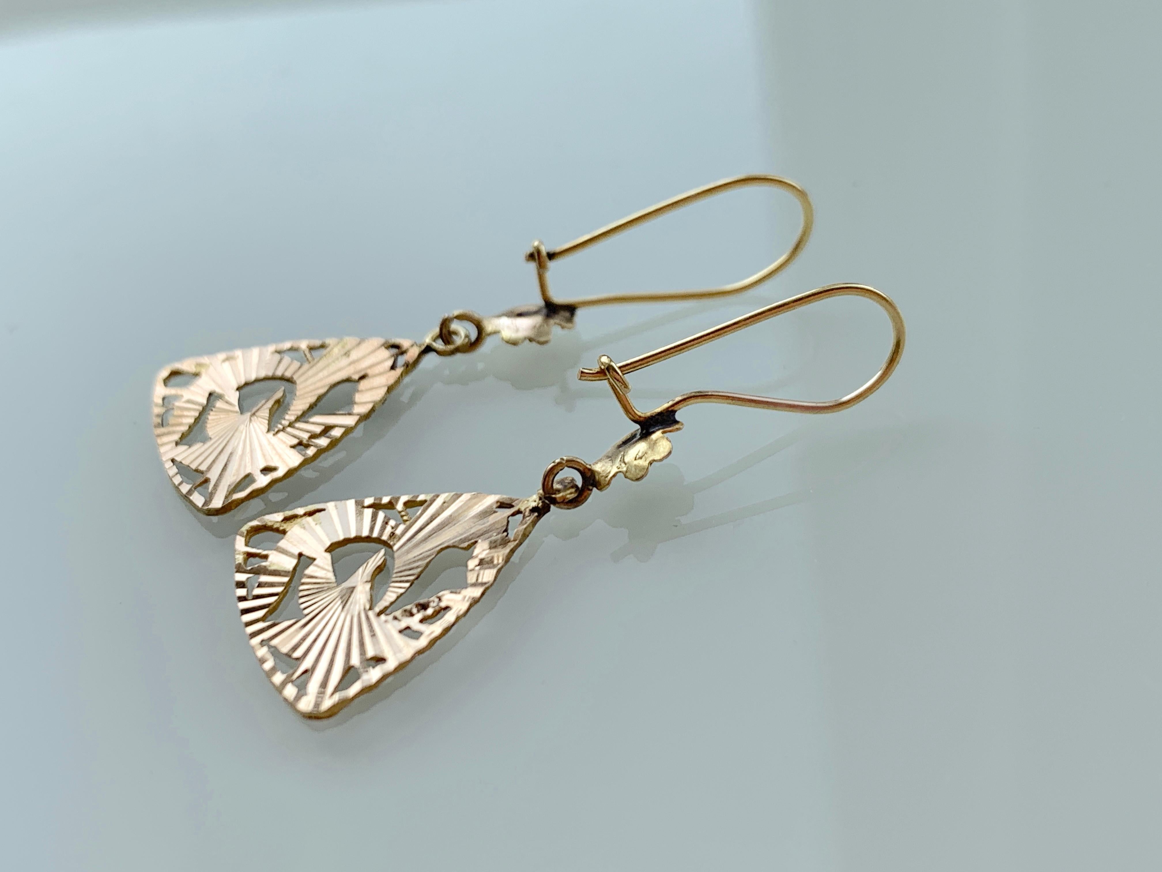 Schöne antike 14ct Gold Ohrringe
Tropisches Blumendesign 
mit aufstrebender Goldoberfläche
Licht einfangen.