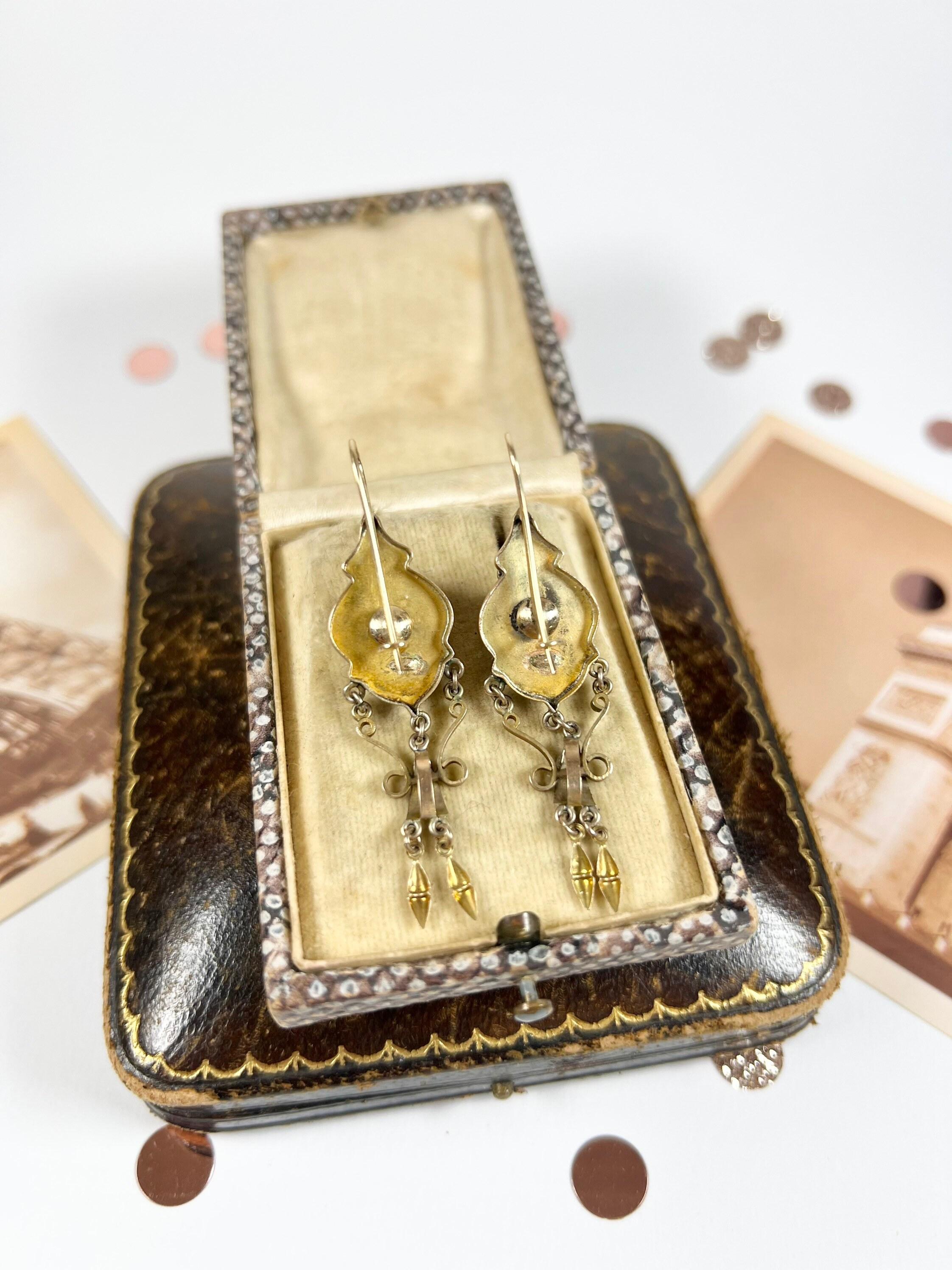 Women's or Men's Antique 14ct Gold Edwardian Carved Sardonyx Cameo Earrings For Sale