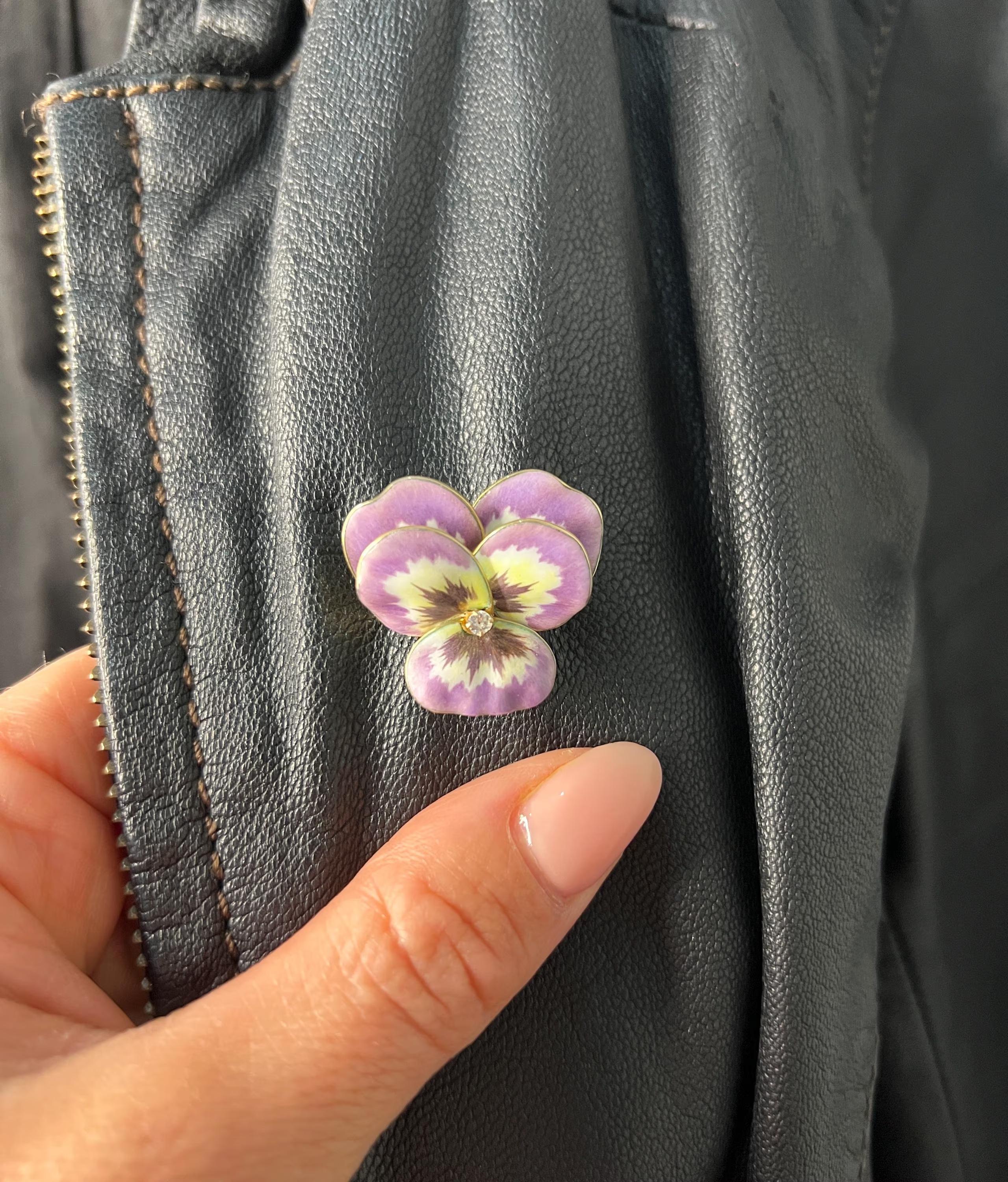 Taille brillant Antique 14ct Gold Edwardian era Enamel and Diamond Pansy Flower Pendent / Brooch en vente