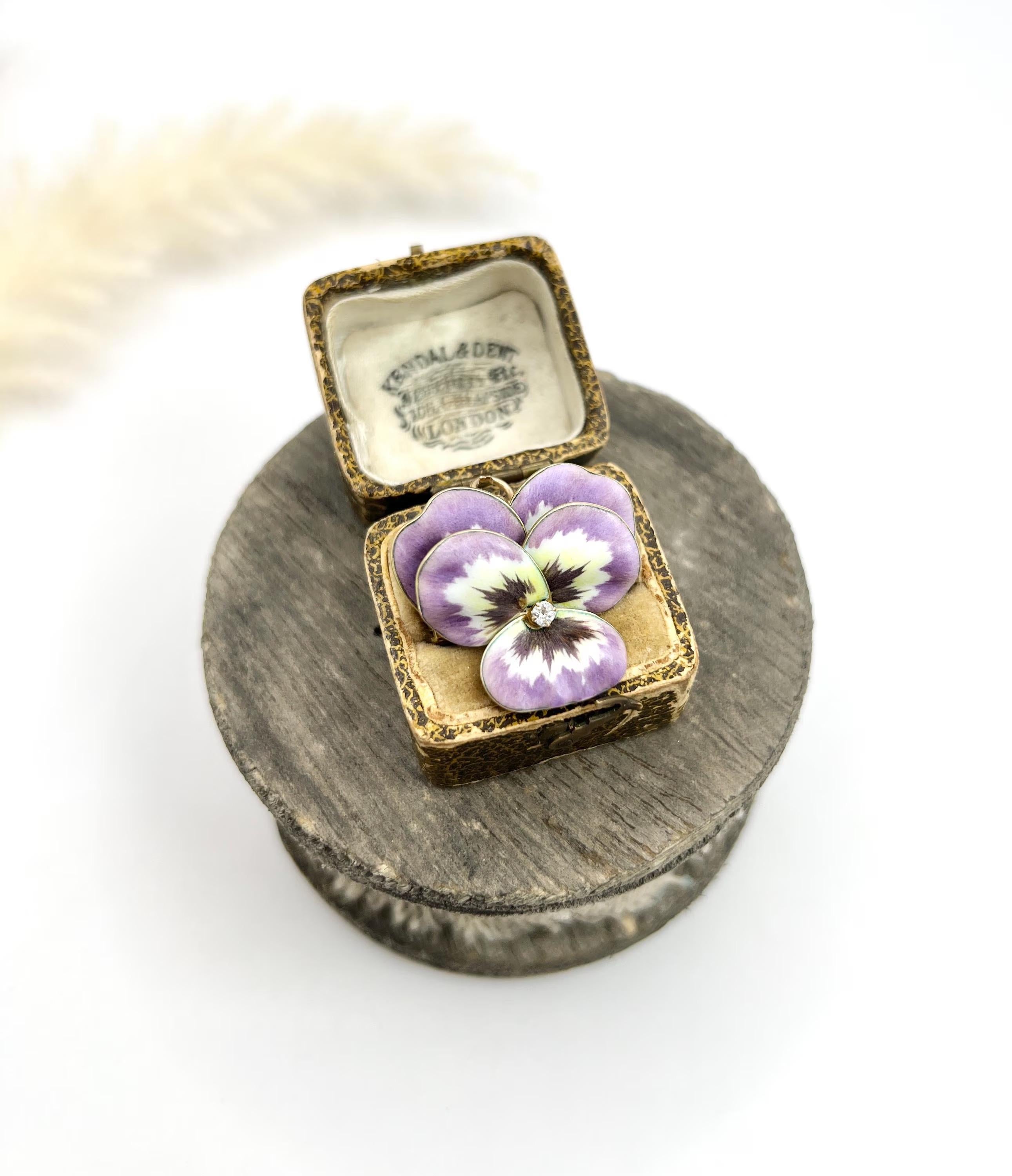 Antique 14ct Gold Edwardian era Enamel and Diamond Pansy Flower Pendent / Brooch en vente 3