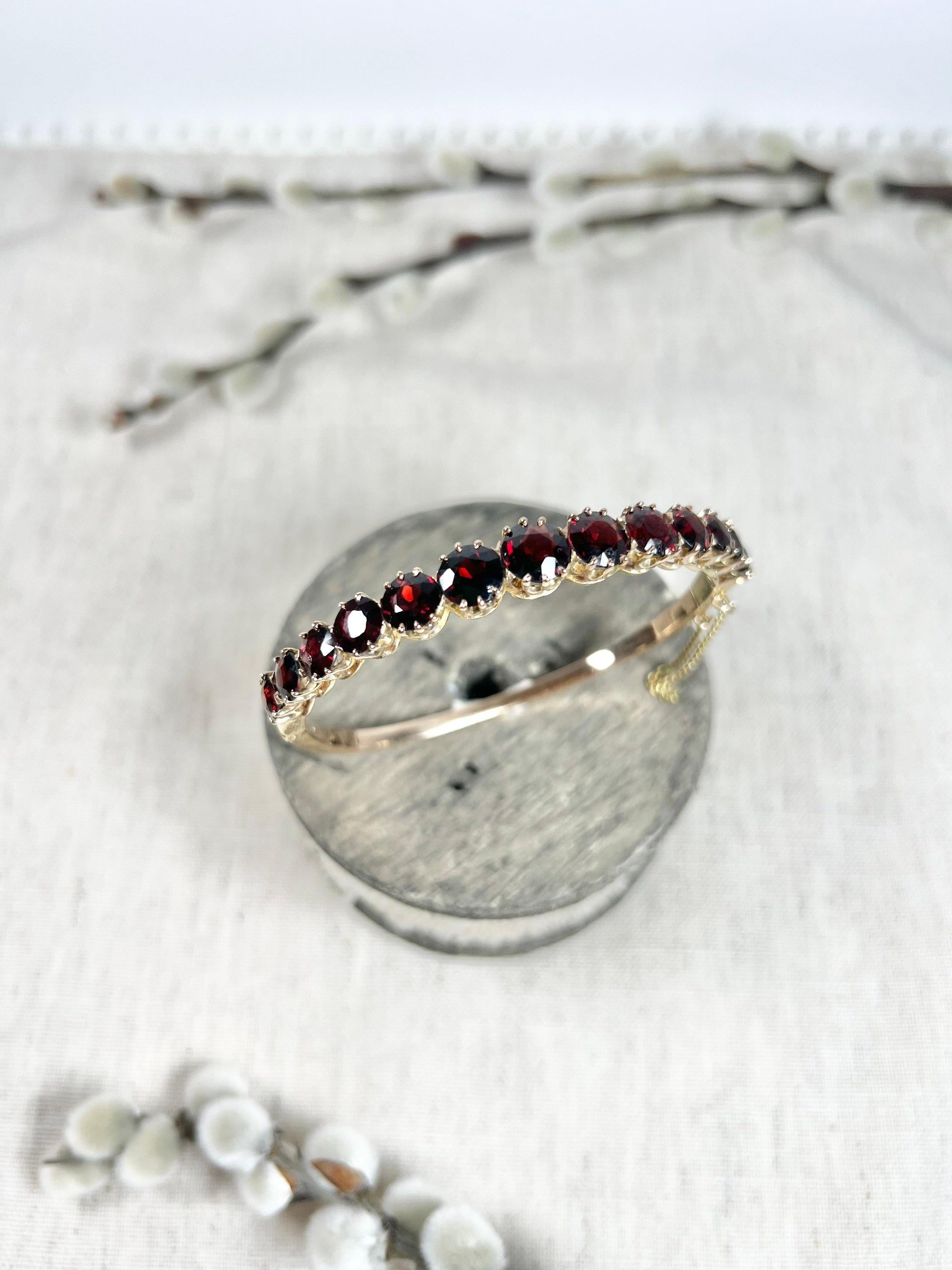 Antique 14ct Gold Edwardian Garnet Bangle In Good Condition For Sale In Brighton, GB