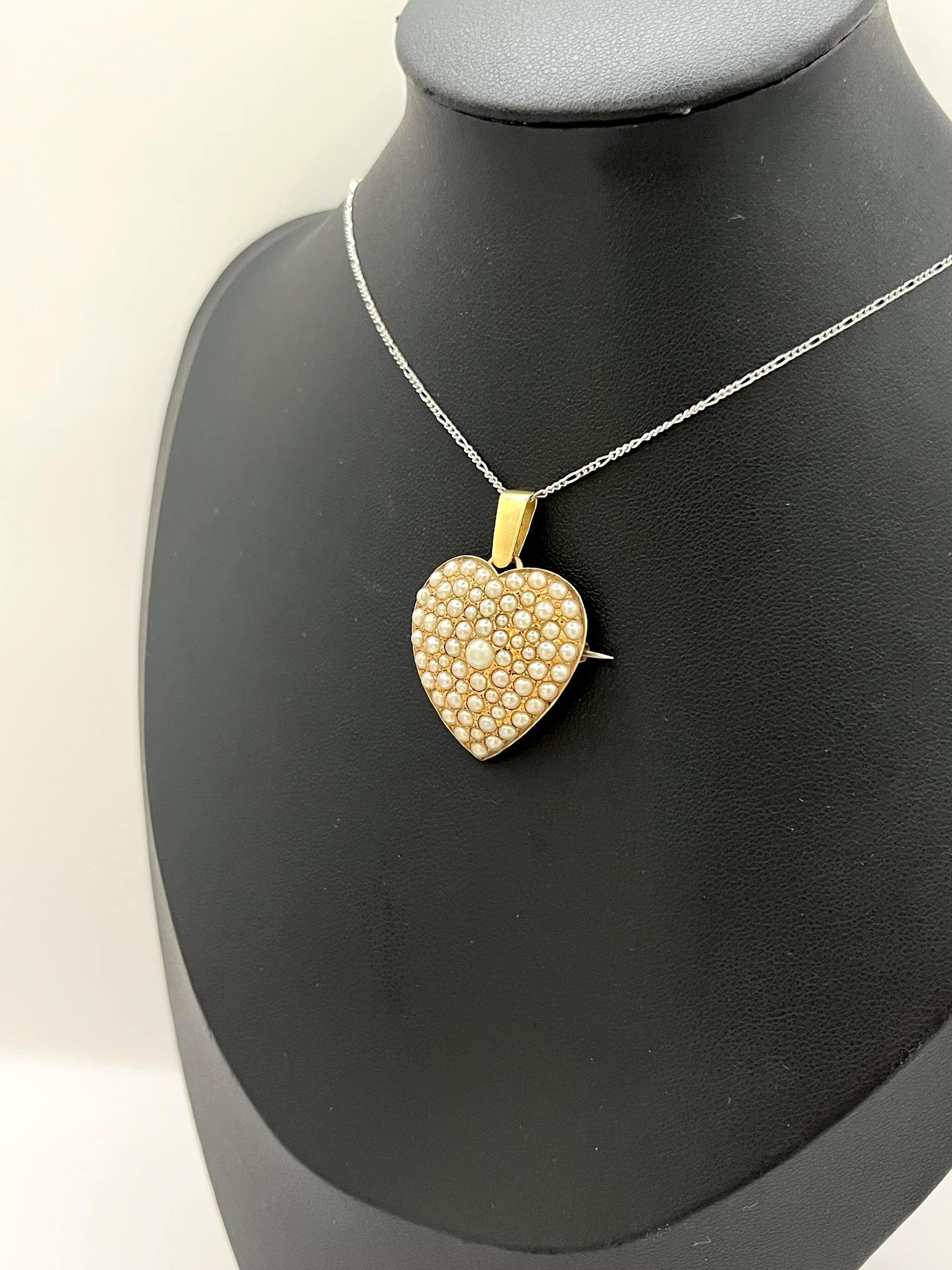 Ciondolo e spilla antichi con perle a forma di cuore

Oro 14ct 

Circa 1910

*Catena venduta separatamente 

Spilla pendente a forma di cuore dei primi del Novecento, delicatamente incastonata con perle graduate e una perla centrale più grande al