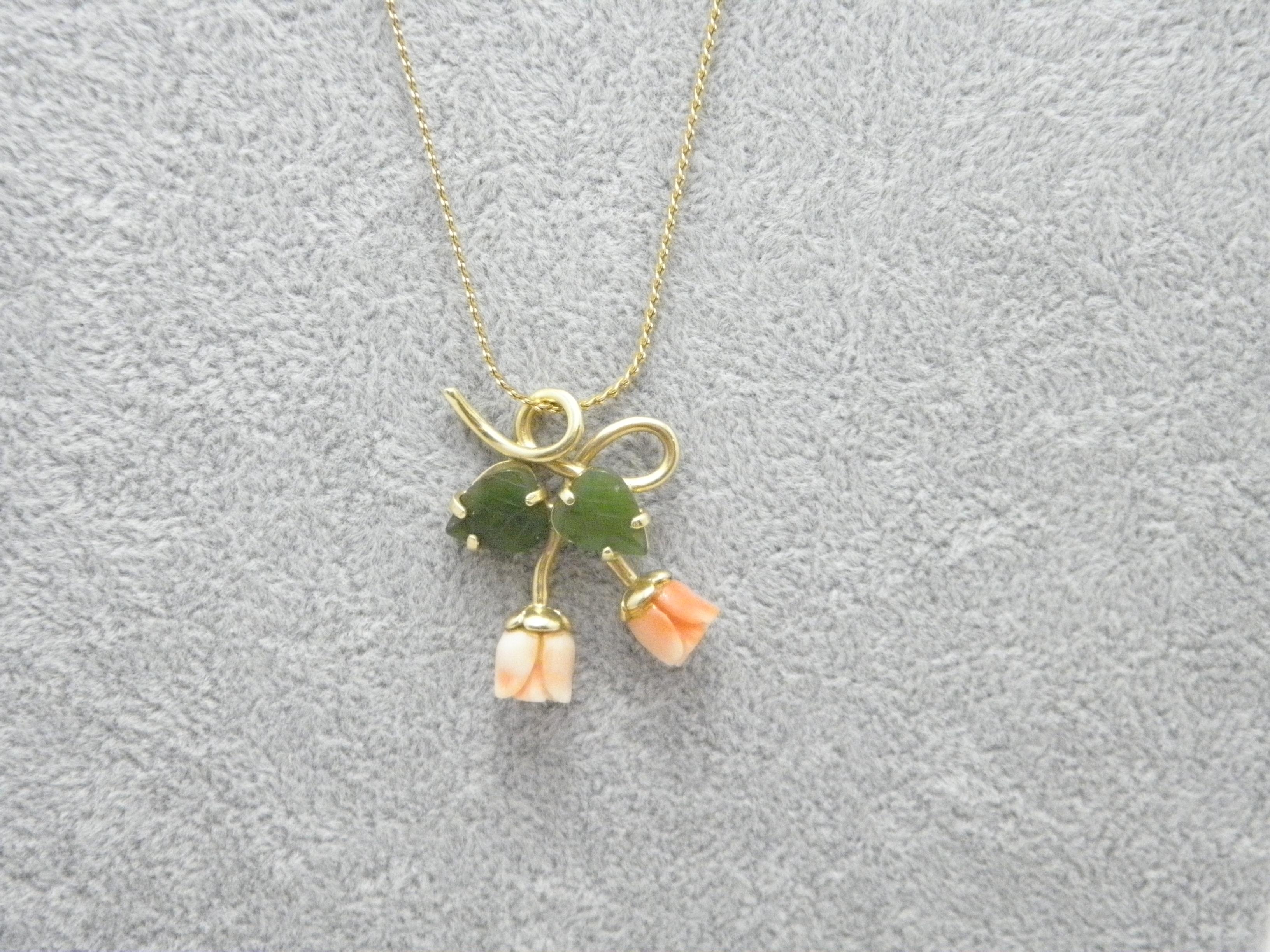 If you have landed on this page then you have an eye for beauty.

On offer is this gorgeous

14CT GOLD ART DECO JADE AND CORAL TWIN ROSES PENDANT NECKLACE

PENDANT DESCRIPTION
DETAILS
Material: Solid 14ct (585/000) yellow gold
Style: Handmade gem