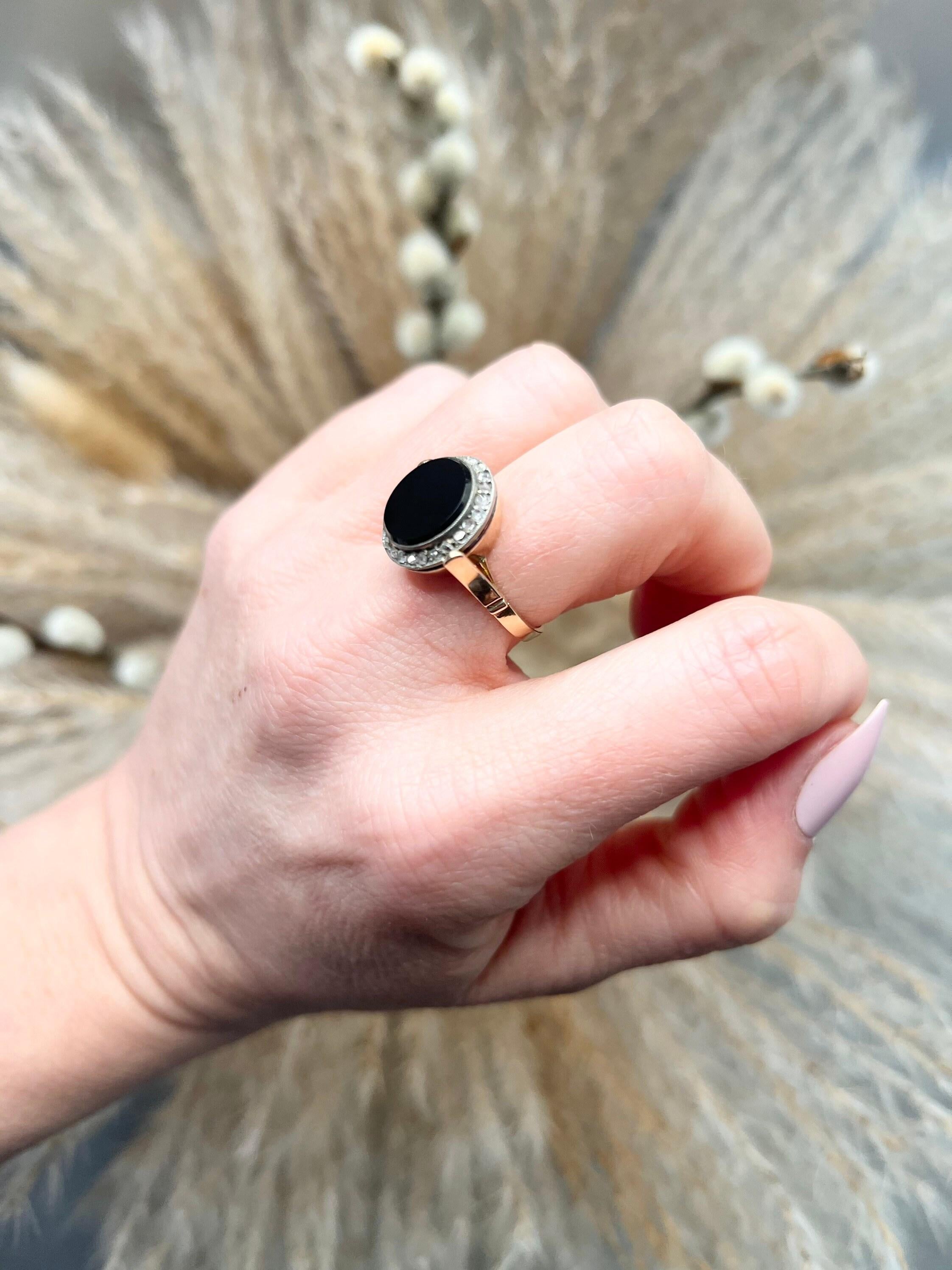 Antique Onyx Ring 

14ct Rose Gold Tested

Circa 1920’s 

Fabulous, round, flat onyx ring. Set with a gorgeous halo of rose cut diamonds. 

Face of the ring measures approximately 14.3mm in diameter. 

The onyx measuring approximately 11.2mm in