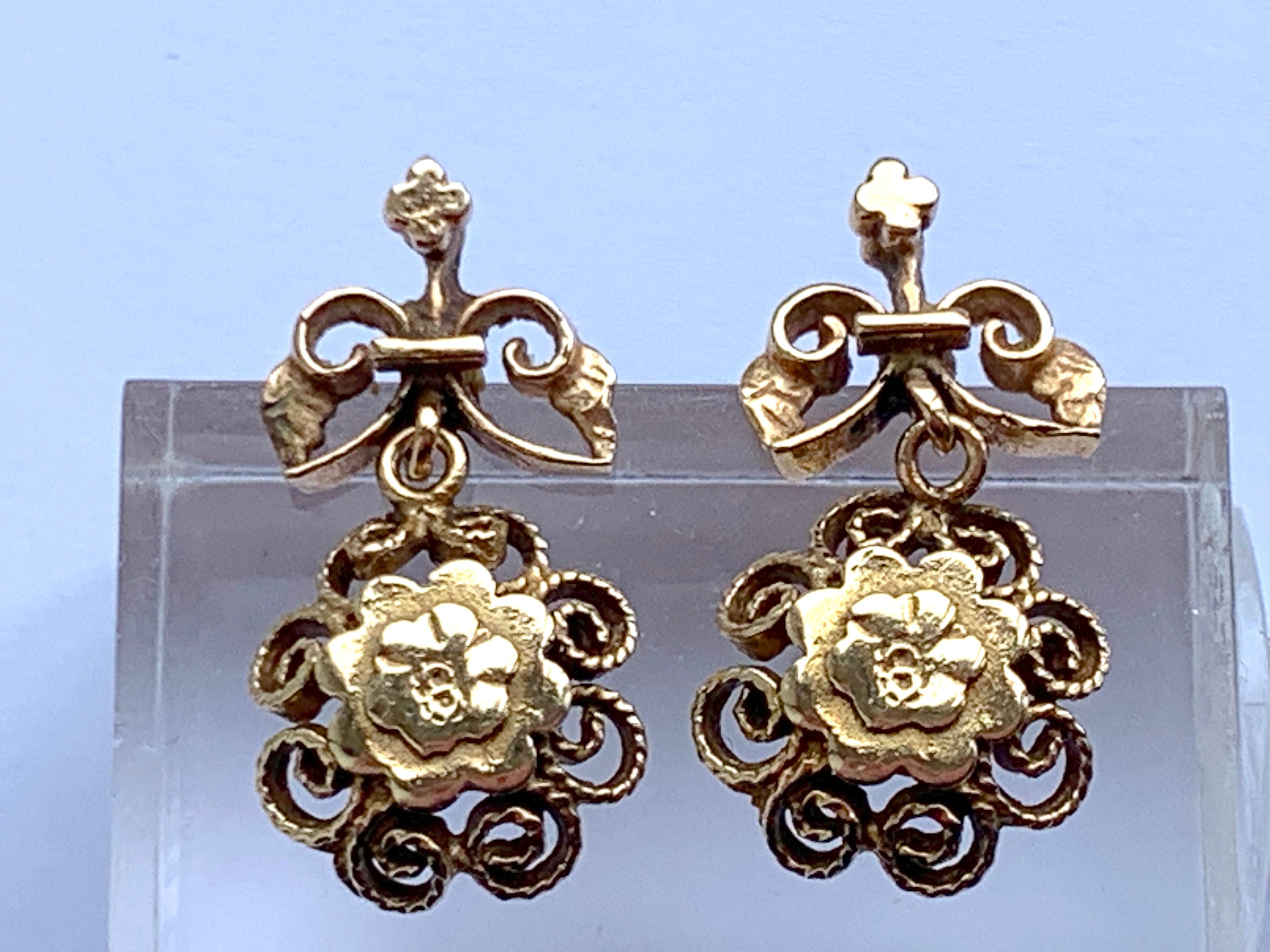 Antique 14ct Gold Victorian Floral earrings
Circa Late 1800's

Beautiful Floral and Bow design
that depicts the femininity of the Victorian era

Condition - Very Good - no butterfly backs present

Length - 2.5 cm (Centimeters)

Diameter of base