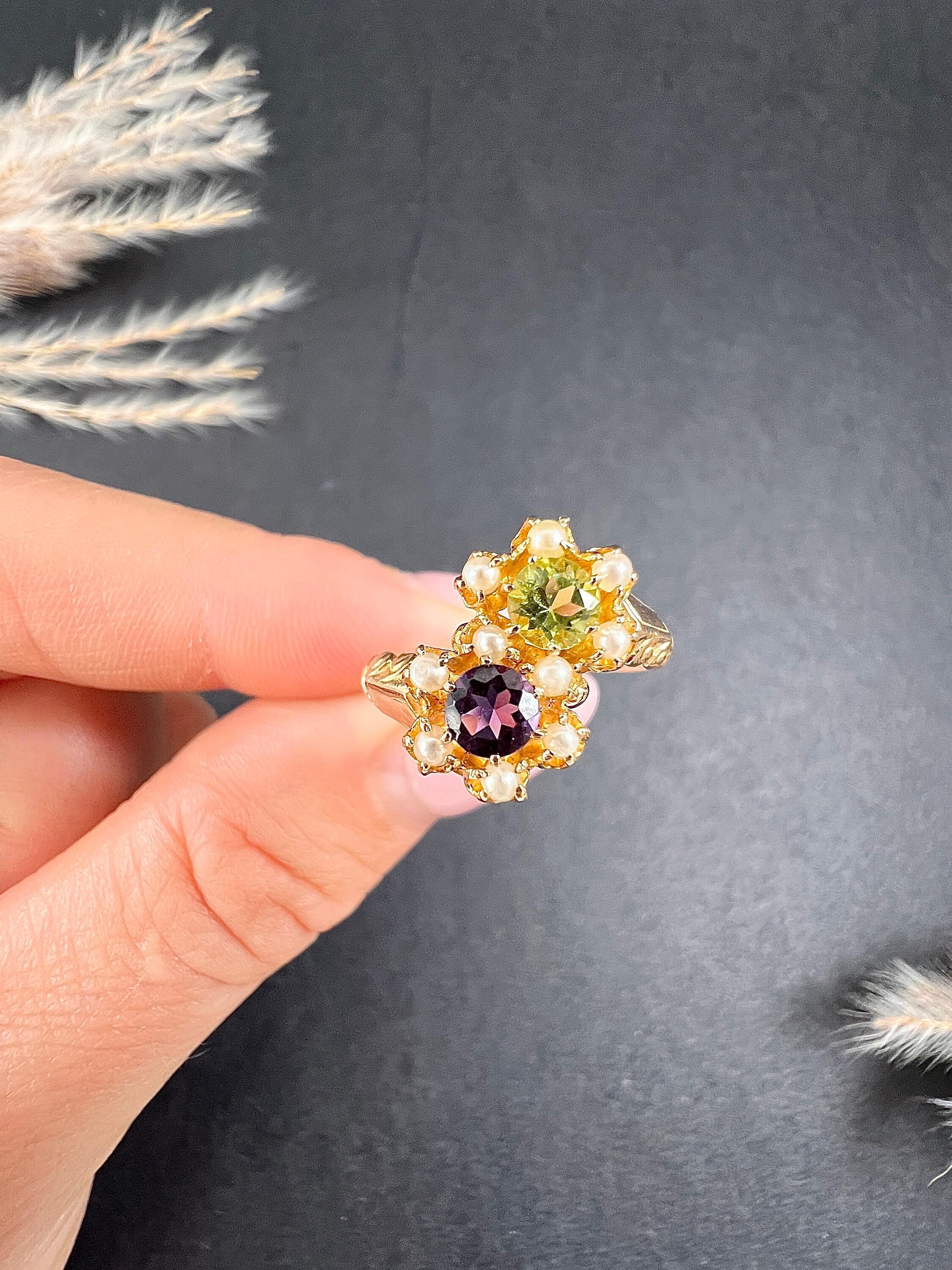 Antique Suffragette Ring 

14ct Rose Gold Stamped 

Circa 1910

This stunning Edwardian-era suffragette ring is crafted from 14ct rose gold and showcases a delightful double daisy design. One daisy is adorned with a faceted amethyst, while the other