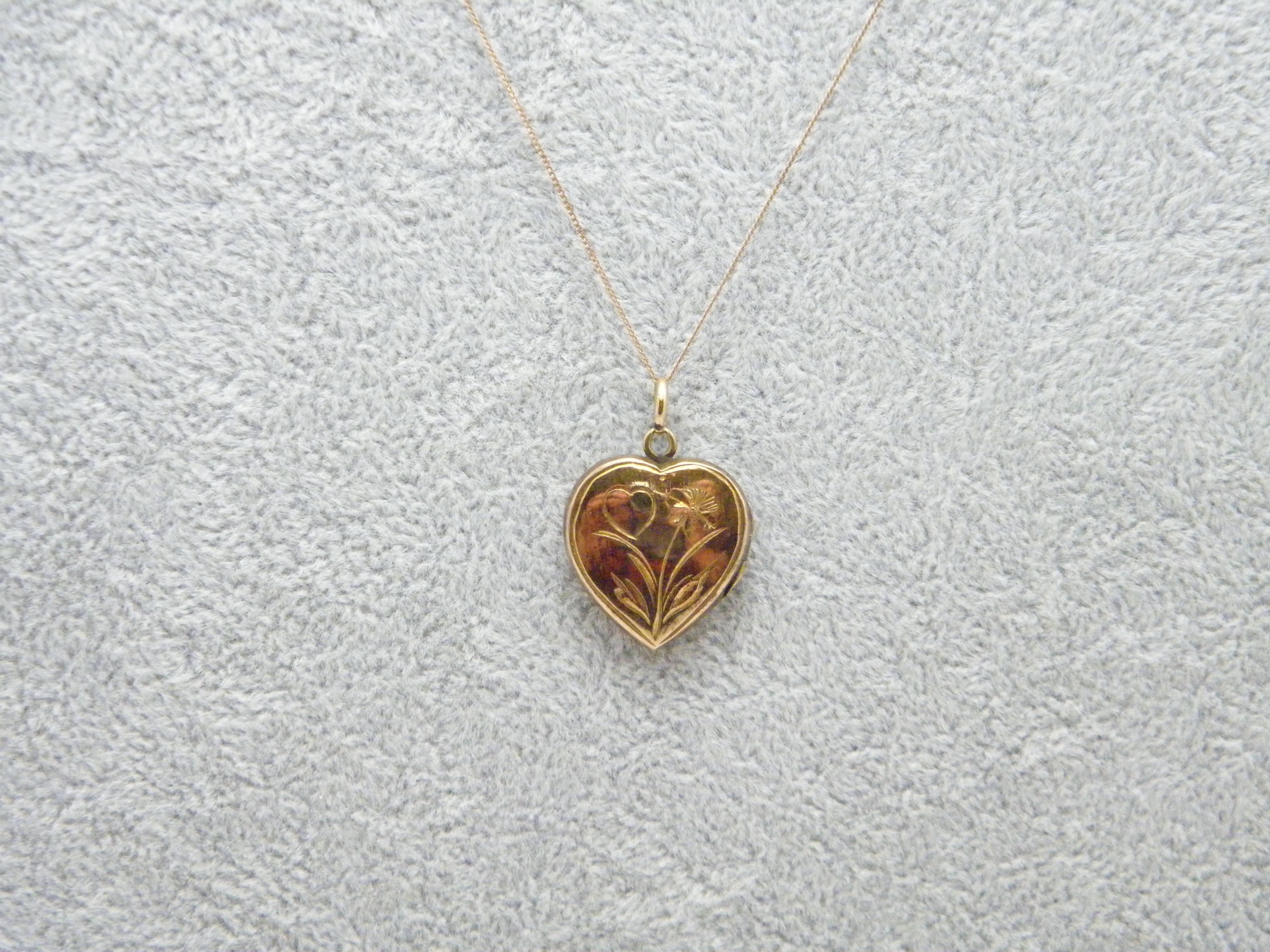 If you have landed on this page then you have an eye for beauty.

On offer is this gorgeous

14CT ROSE GOLD ANTIQUE HEART LOCKET PENDANT NECKLACE

PENDANT DESCRIPTION
DETAILS
Material: Solid 14ct (585/000) rose gold
Style: Opening keepsake locket