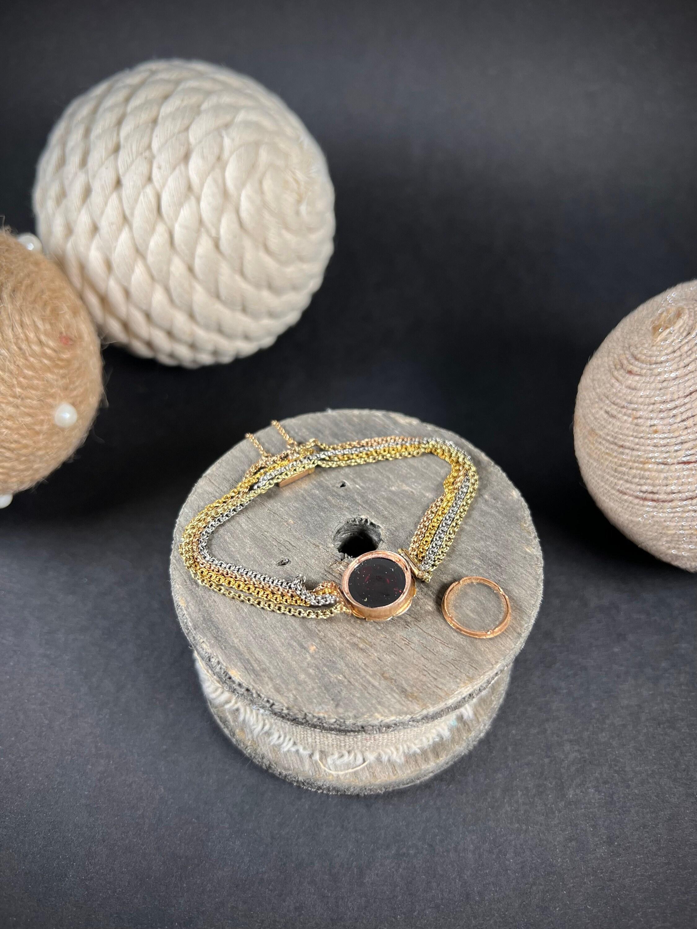 Bracelet ancien médaillon victorien en or tricolore 14 carats à chaînes multiples avec grenats en vente 4