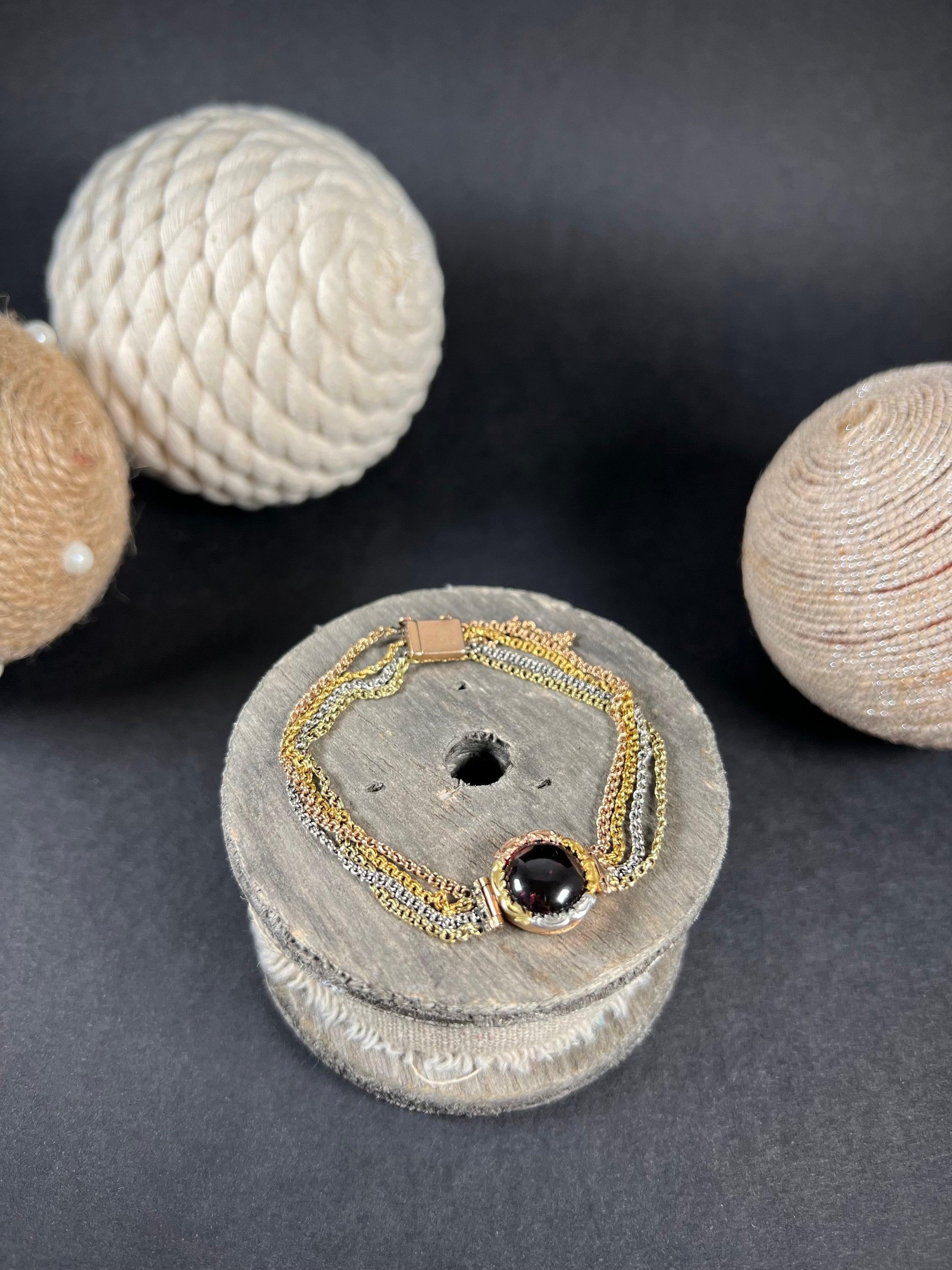 Victorien Bracelet ancien médaillon victorien en or tricolore 14 carats à chaînes multiples avec grenats en vente