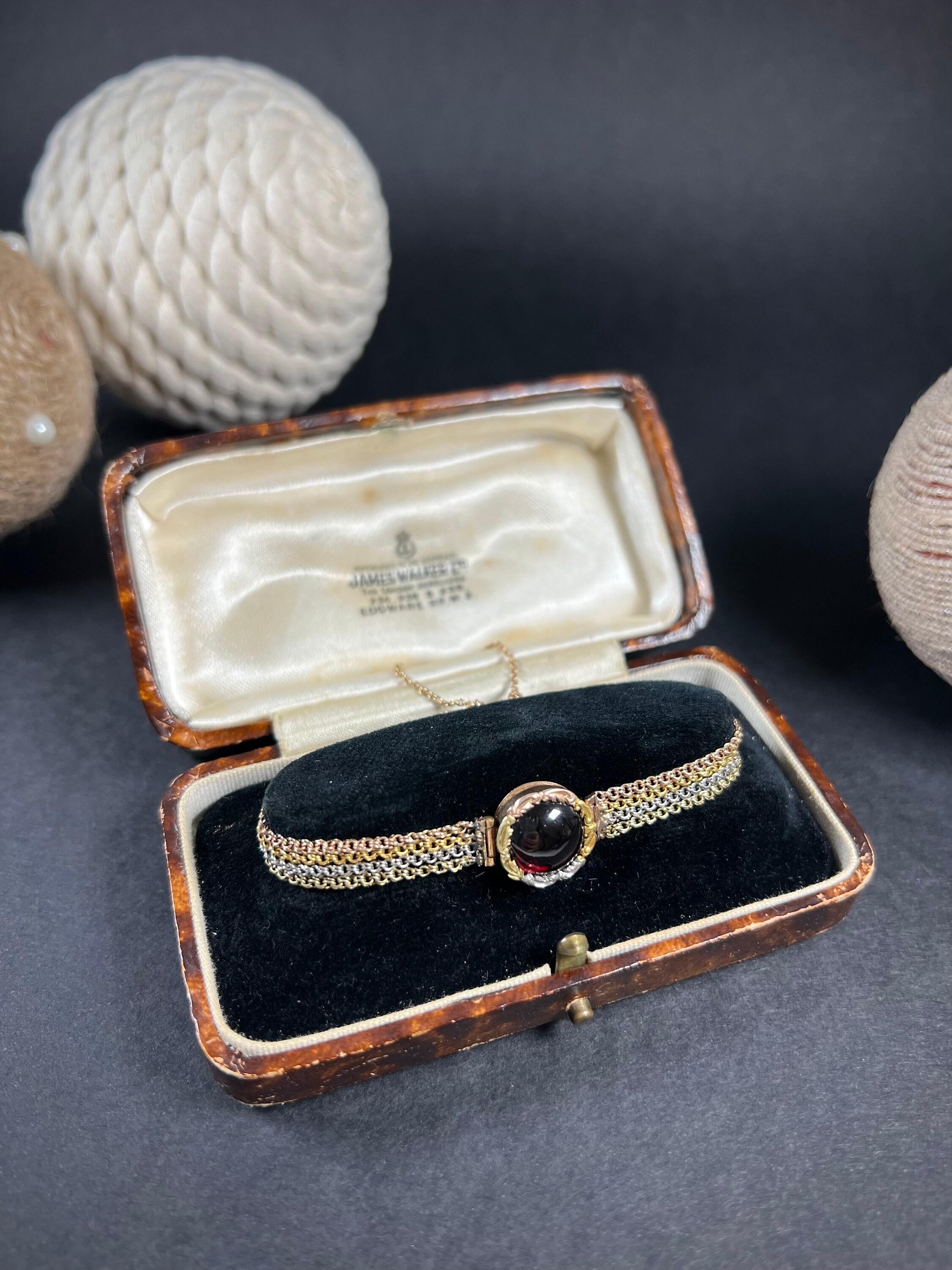 Bracelet ancien médaillon victorien en or tricolore 14 carats à chaînes multiples avec grenats en vente 1
