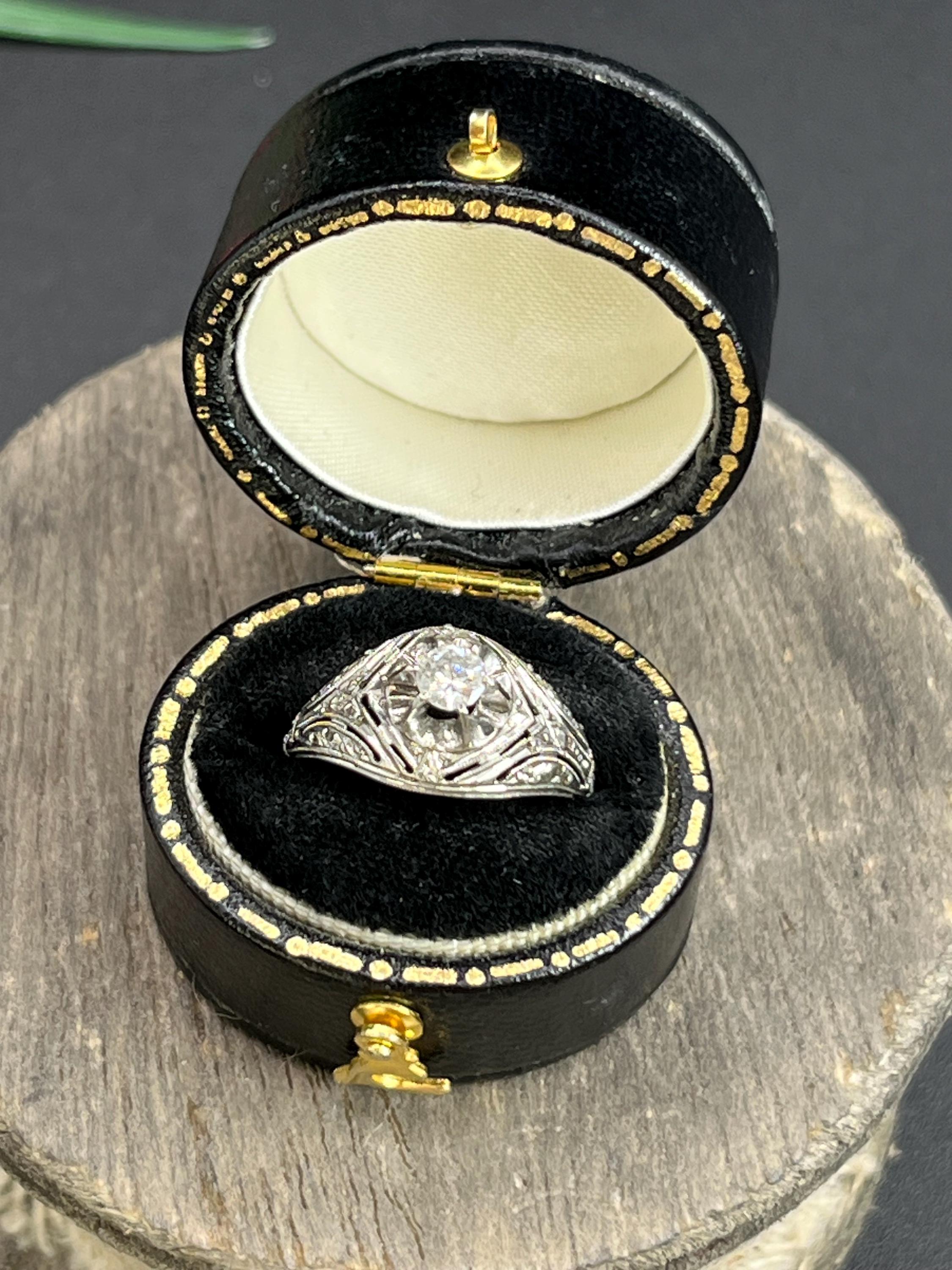 Anello antico in oro bianco 14ct, Art Deco Diamond Bombe degli anni '20 in vendita 5
