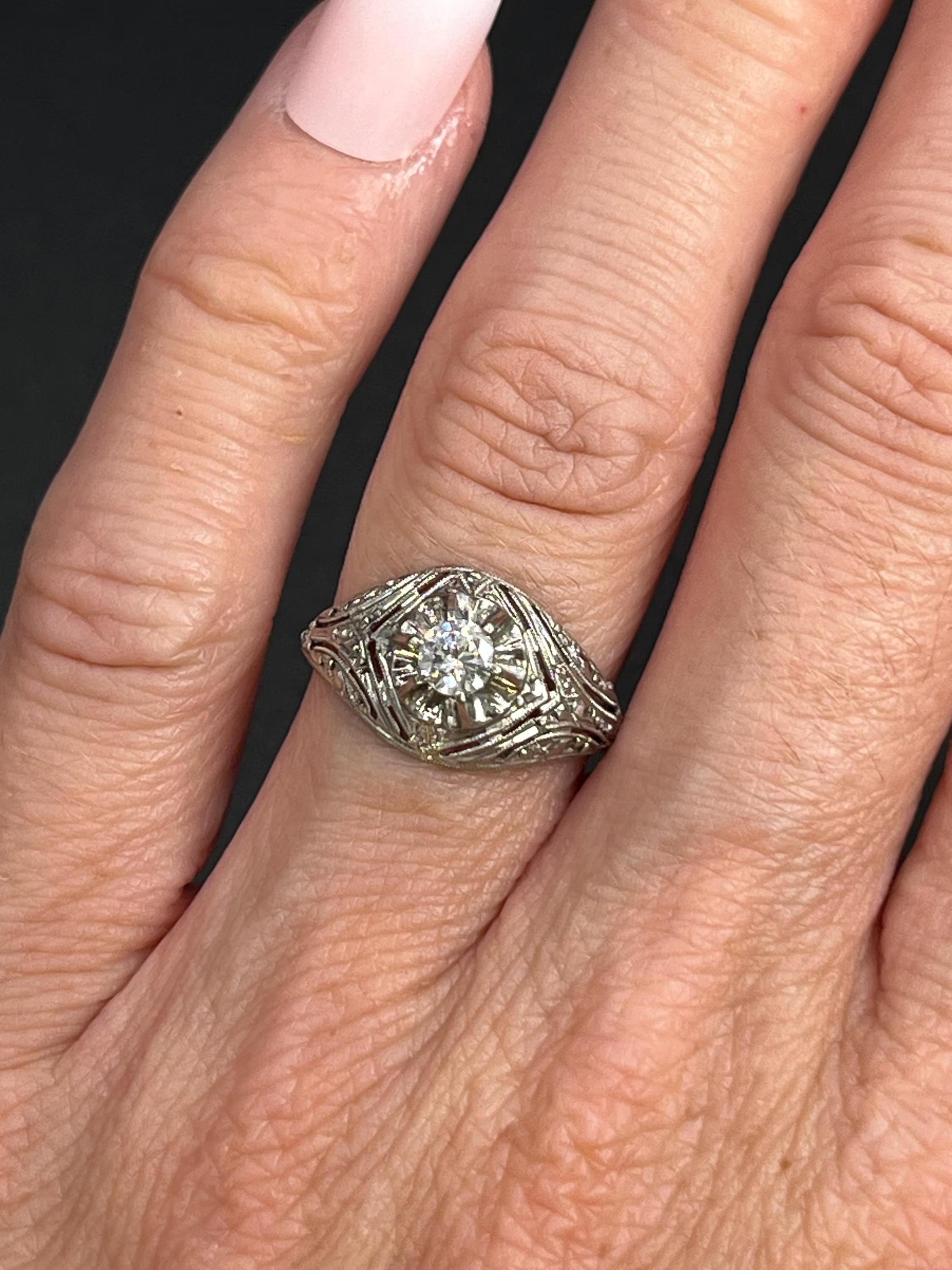 Anello con diamante antico

Oro bianco 14 carati

Circa anni '1920

Ti presentiamo uno splendido anello con diamante Art Deco in oro bianco 14ct. Questo favoloso design a forma di bomba mette in mostra uno splendido diamante del peso di circa 0,25