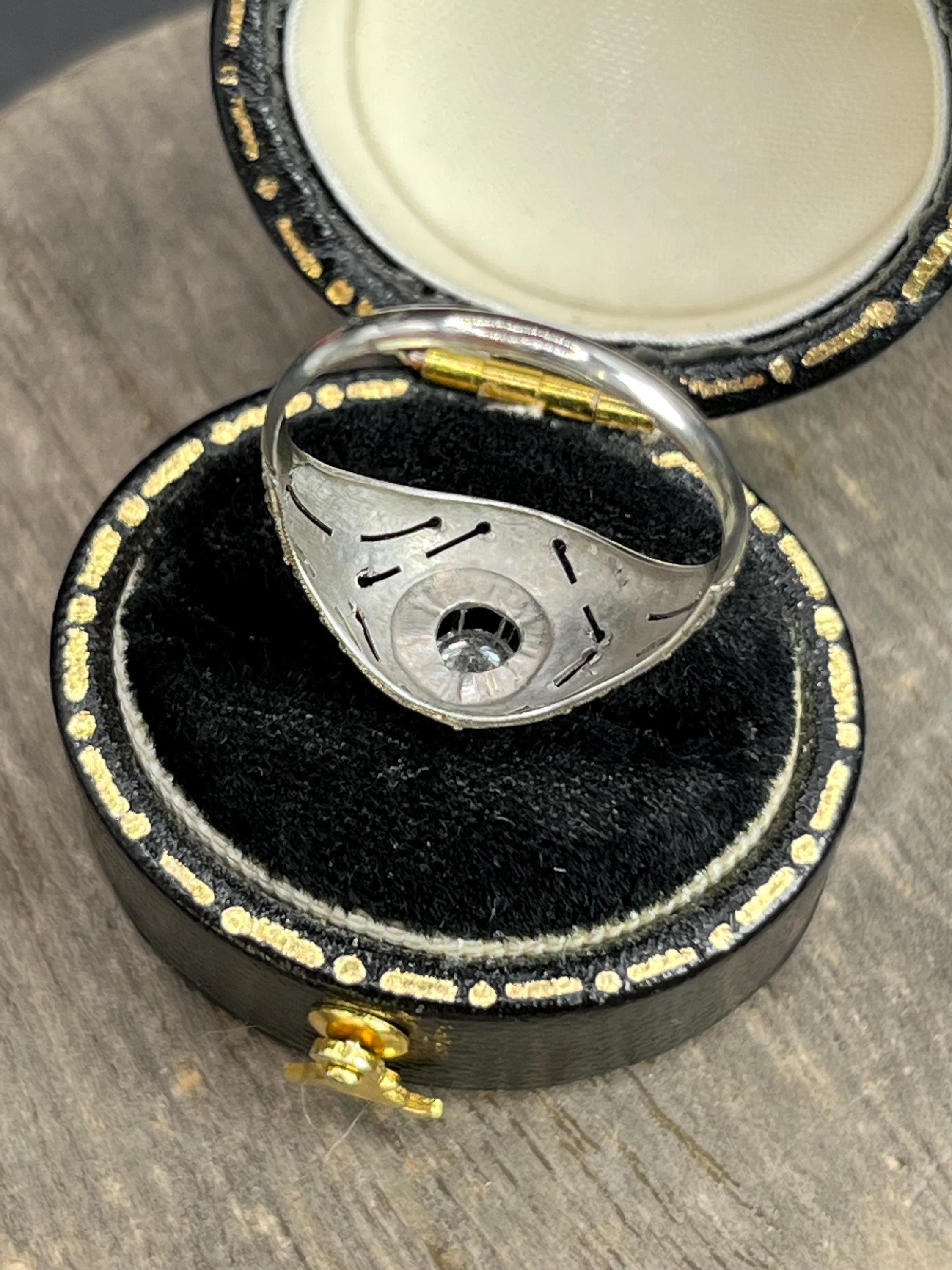 Taglio brillante Anello antico in oro bianco 14ct, Art Deco Diamond Bombe degli anni '20 in vendita