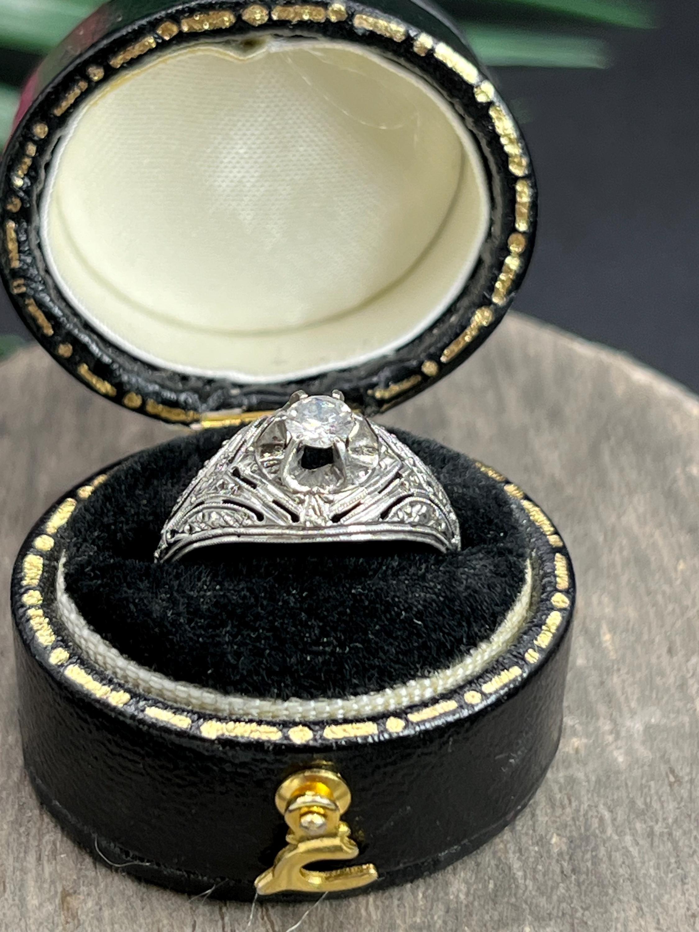 Anello antico in oro bianco 14ct, Art Deco Diamond Bombe degli anni '20 In condizioni buone in vendita a Brighton, GB