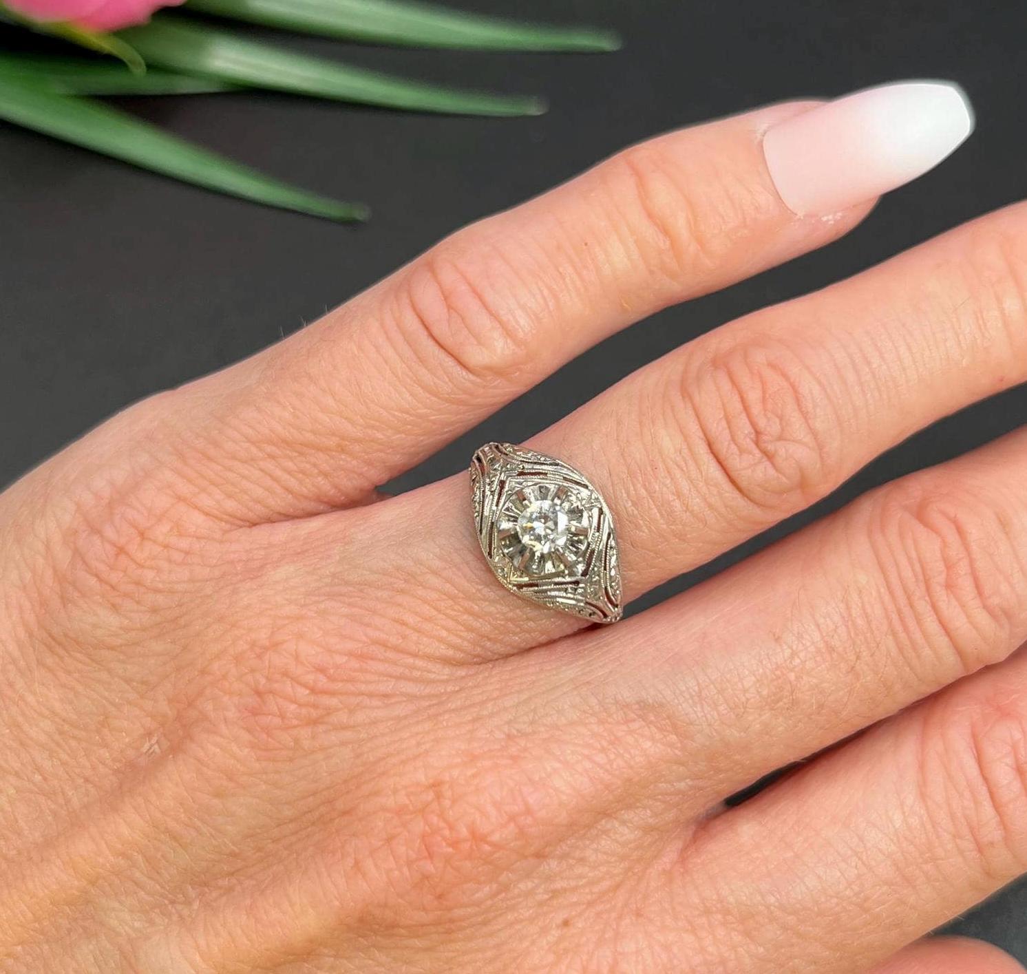 Anello antico in oro bianco 14ct, Art Deco Diamond Bombe degli anni '20 in vendita 2