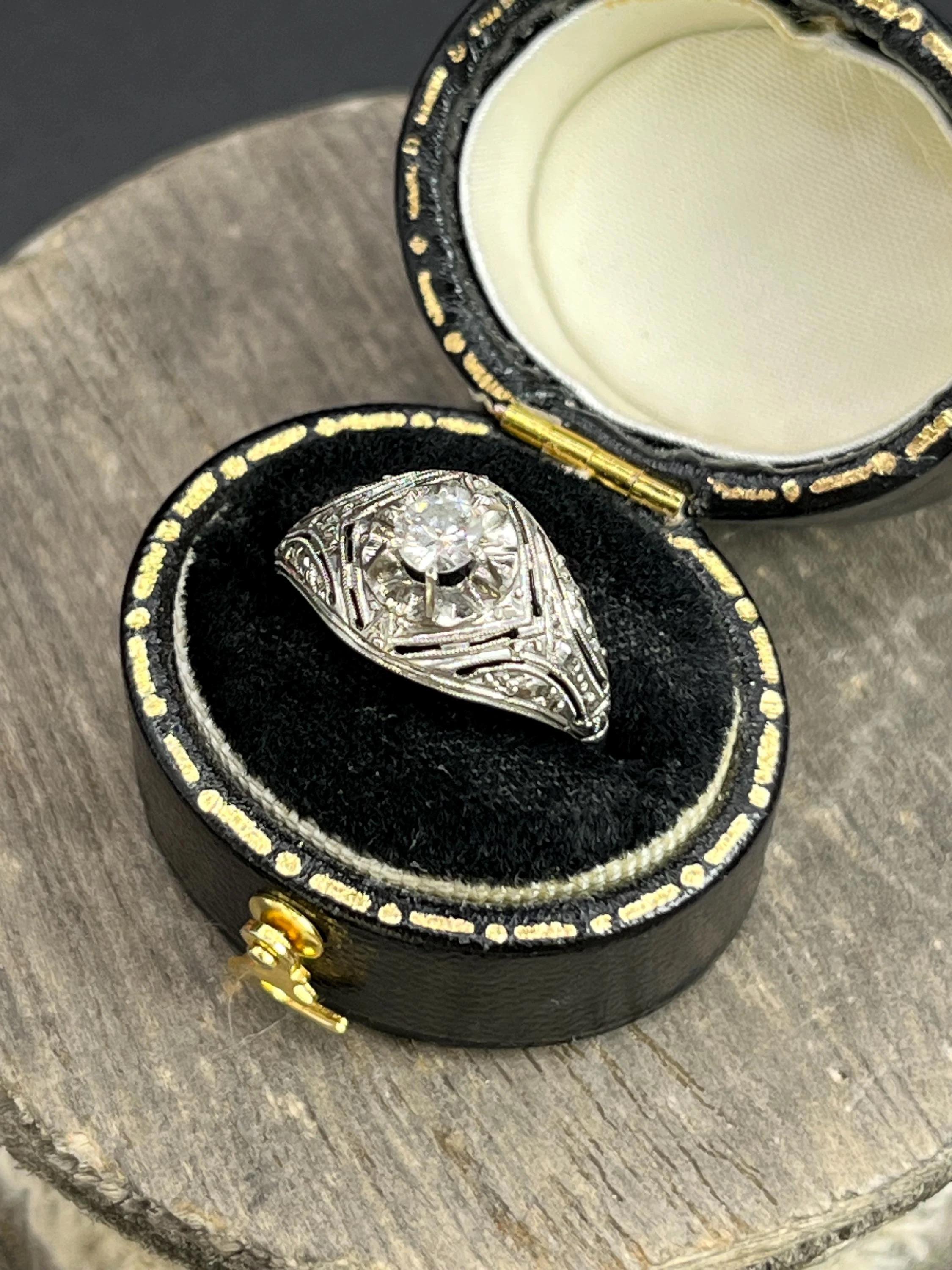 Anello antico in oro bianco 14ct, Art Deco Diamond Bombe degli anni '20 in vendita 3