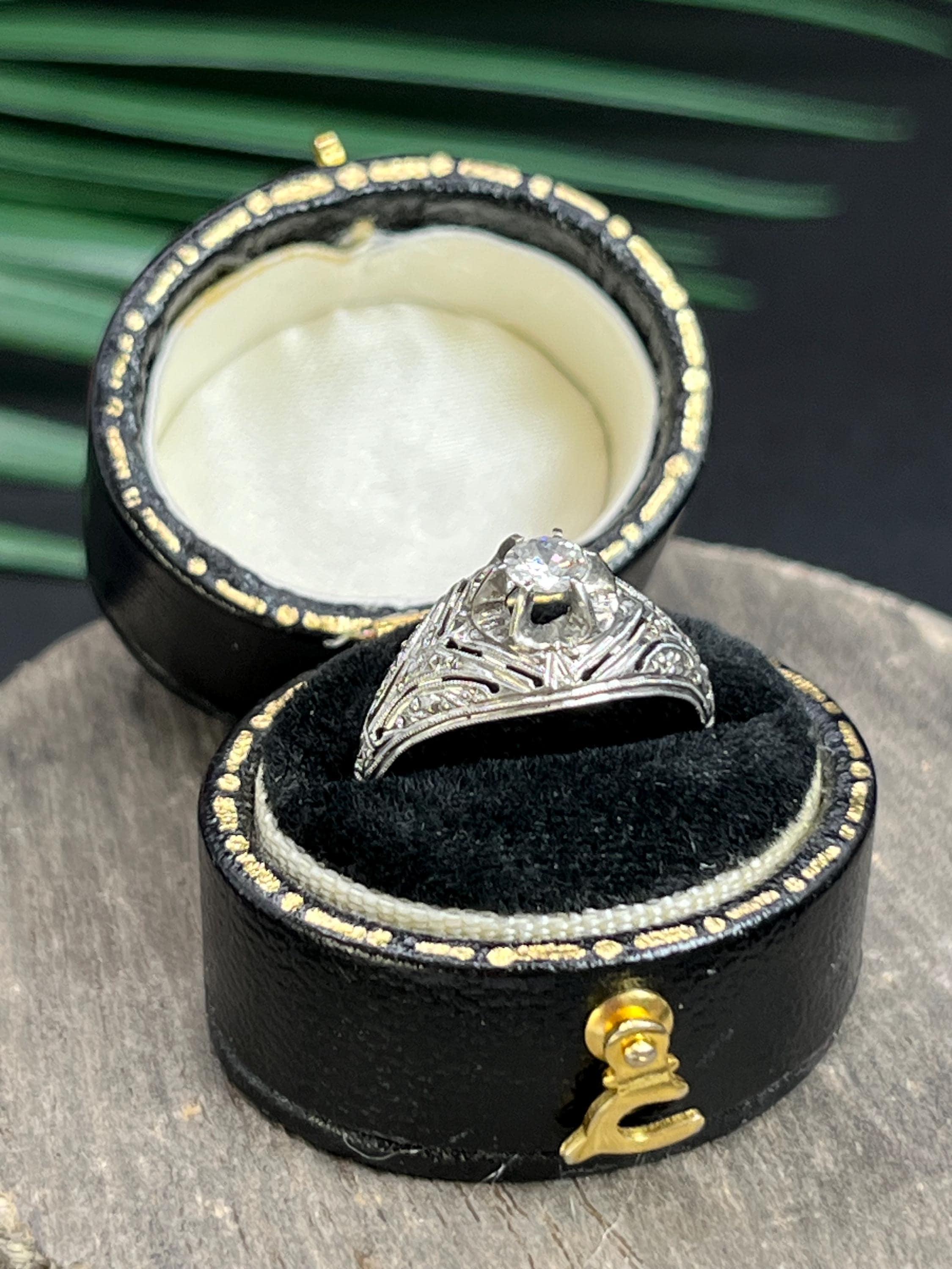 Anello antico in oro bianco 14ct, Art Deco Diamond Bombe degli anni '20 in vendita 4