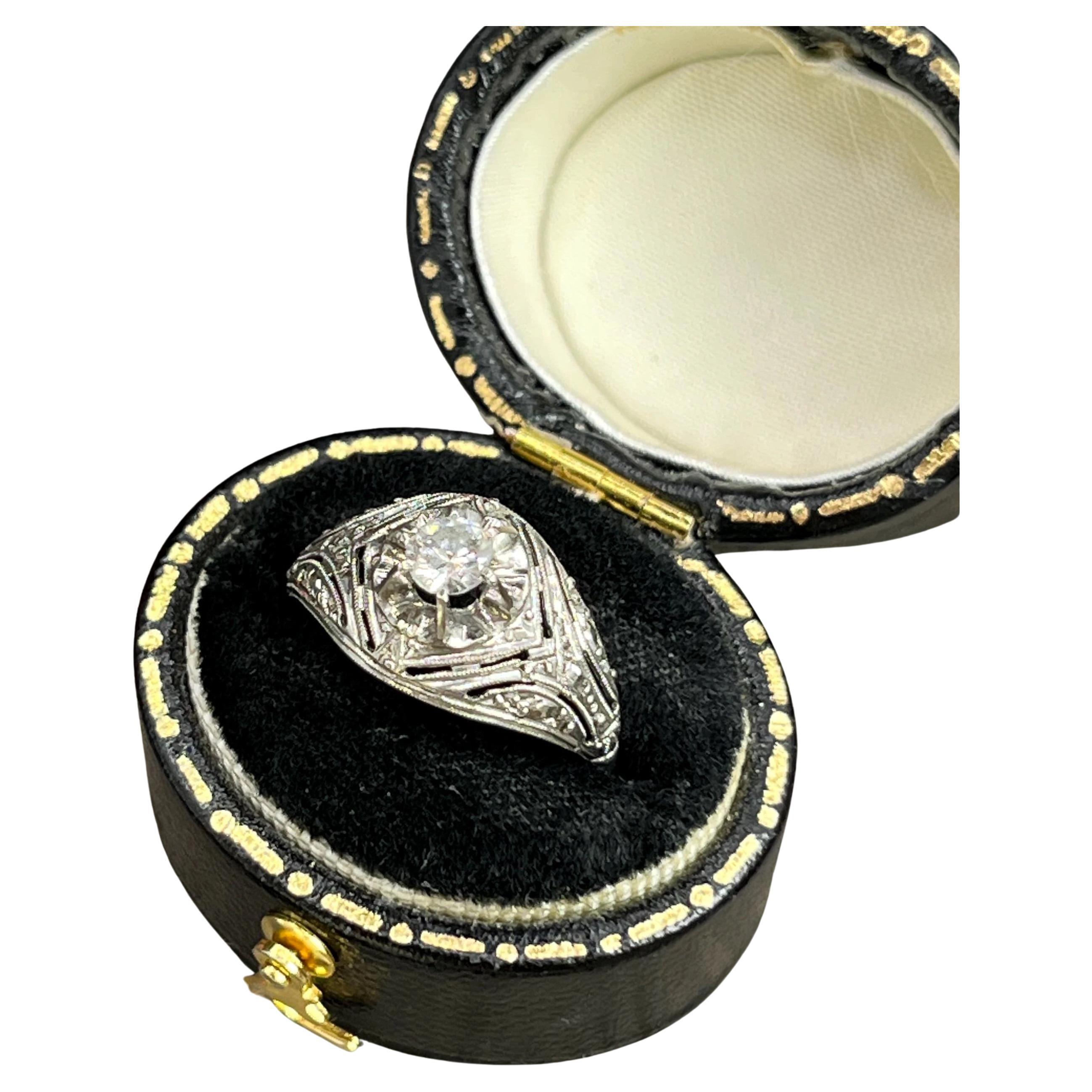 Anello antico in oro bianco 14ct, Art Deco Diamond Bombe degli anni '20 in vendita