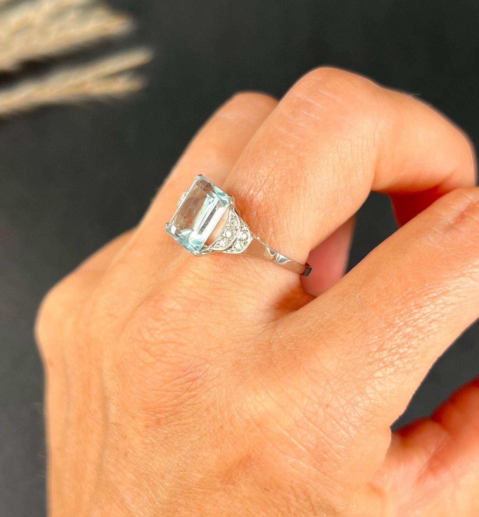 Antique 14ct White Gold, 1920s Art Deco Emerald Cut Aquamarine & Diamond Ring In Good Condition For Sale In Brighton, GB