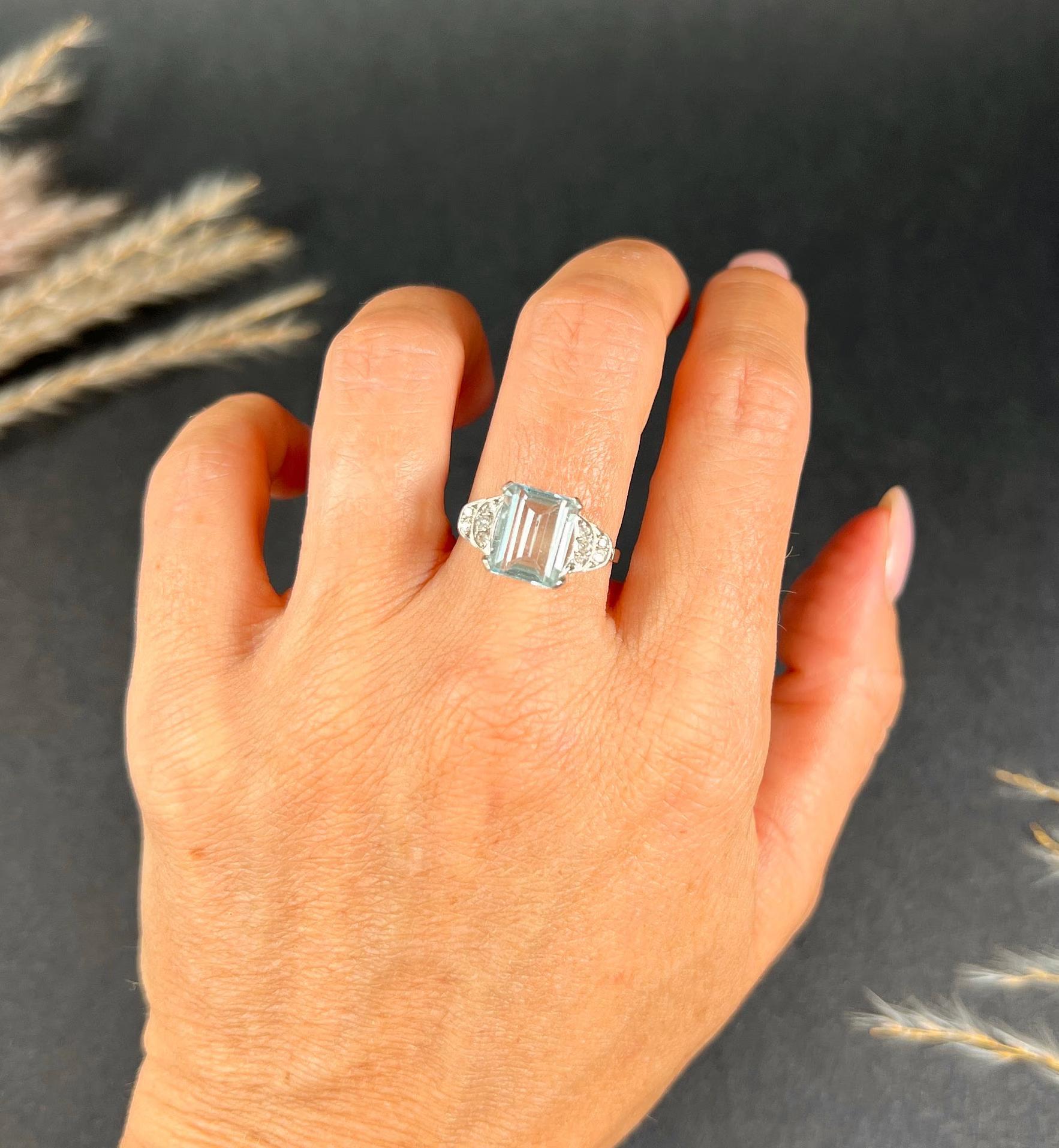 Women's or Men's Antique 14ct White Gold, 1920s Art Deco Emerald Cut Aquamarine & Diamond Ring For Sale