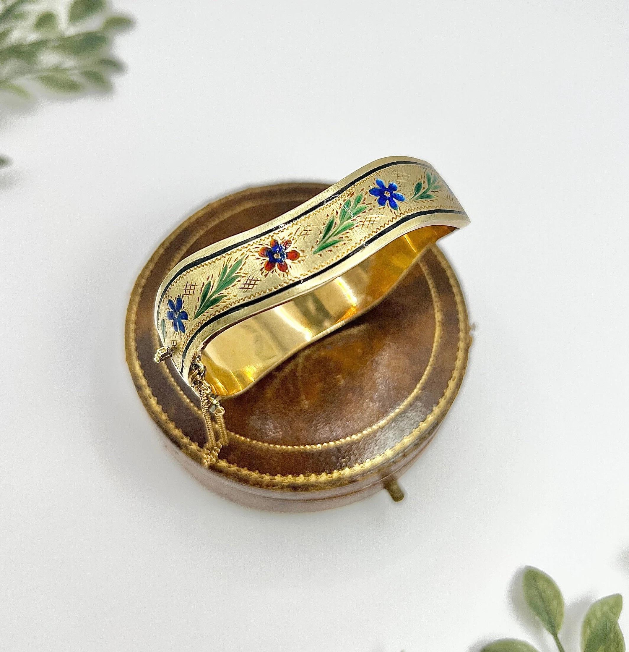 Antiker Emaille-Armreif 

14ct Gold Gelb Geprüft 

CIRCA 1900

Dieser exquisite edwardianische Armreif ist aus 14 Karat Gelbgold gefertigt und mit atemberaubender roter, blauer, grüner und schwarzer Emaille verziert. Die filigranen Gravuren