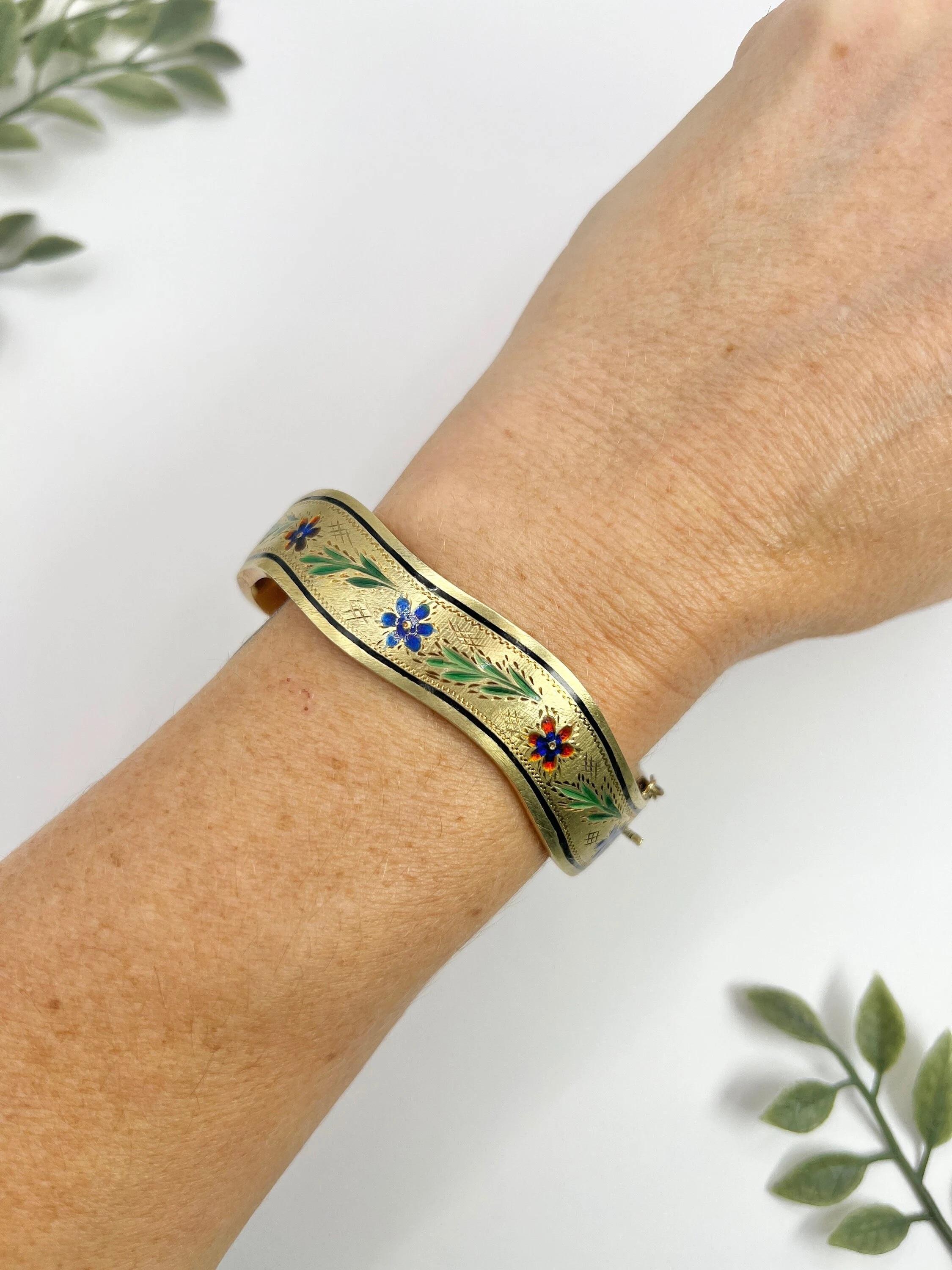 Antiker Blumenarmreif aus 14 Karat Gelbgold, edwardianische Emaille, Wellenförmiger Armreif für Damen oder Herren im Angebot