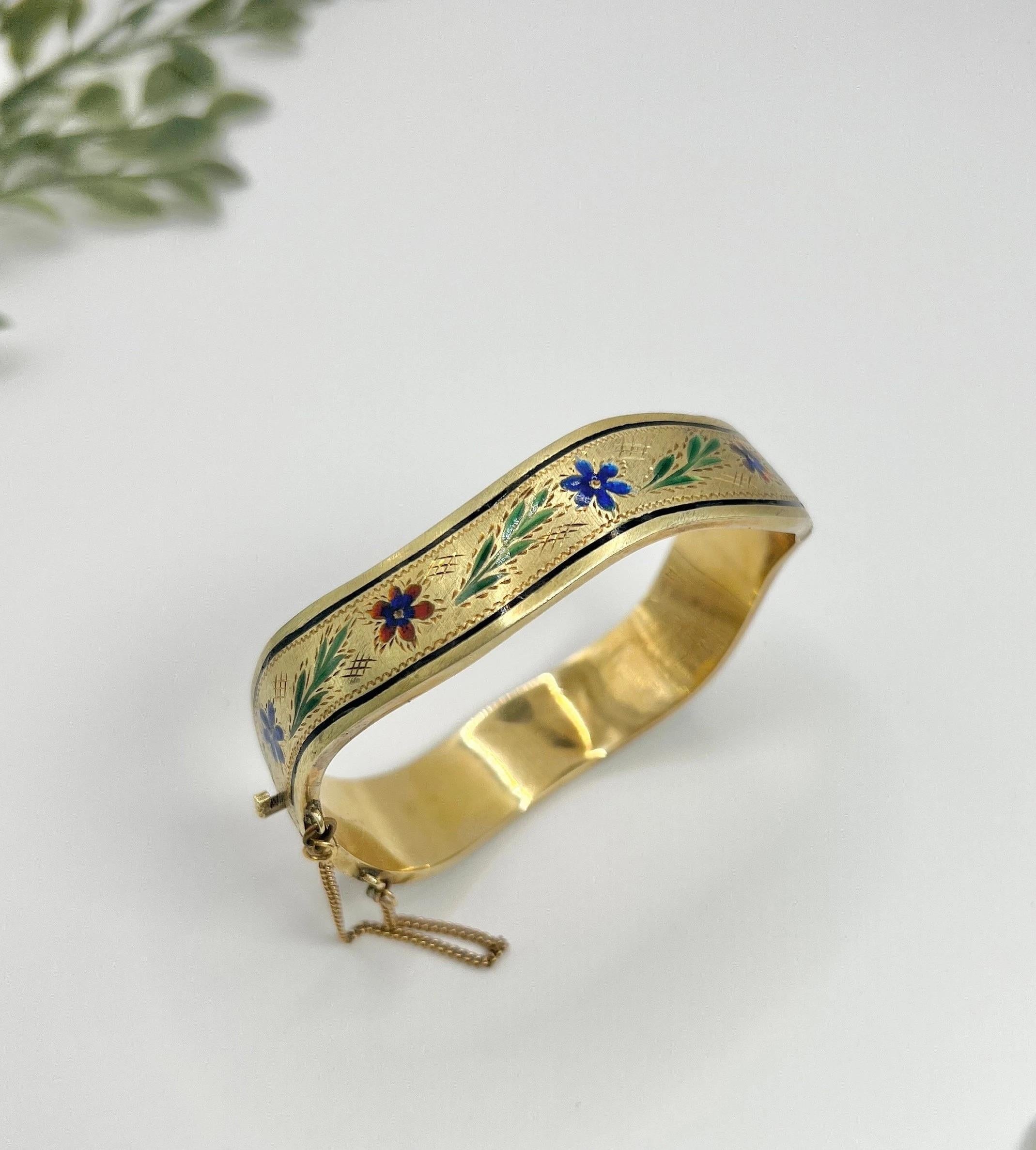 Antiker Blumenarmreif aus 14 Karat Gelbgold, edwardianische Emaille, Wellenförmiger Armreif im Angebot 3