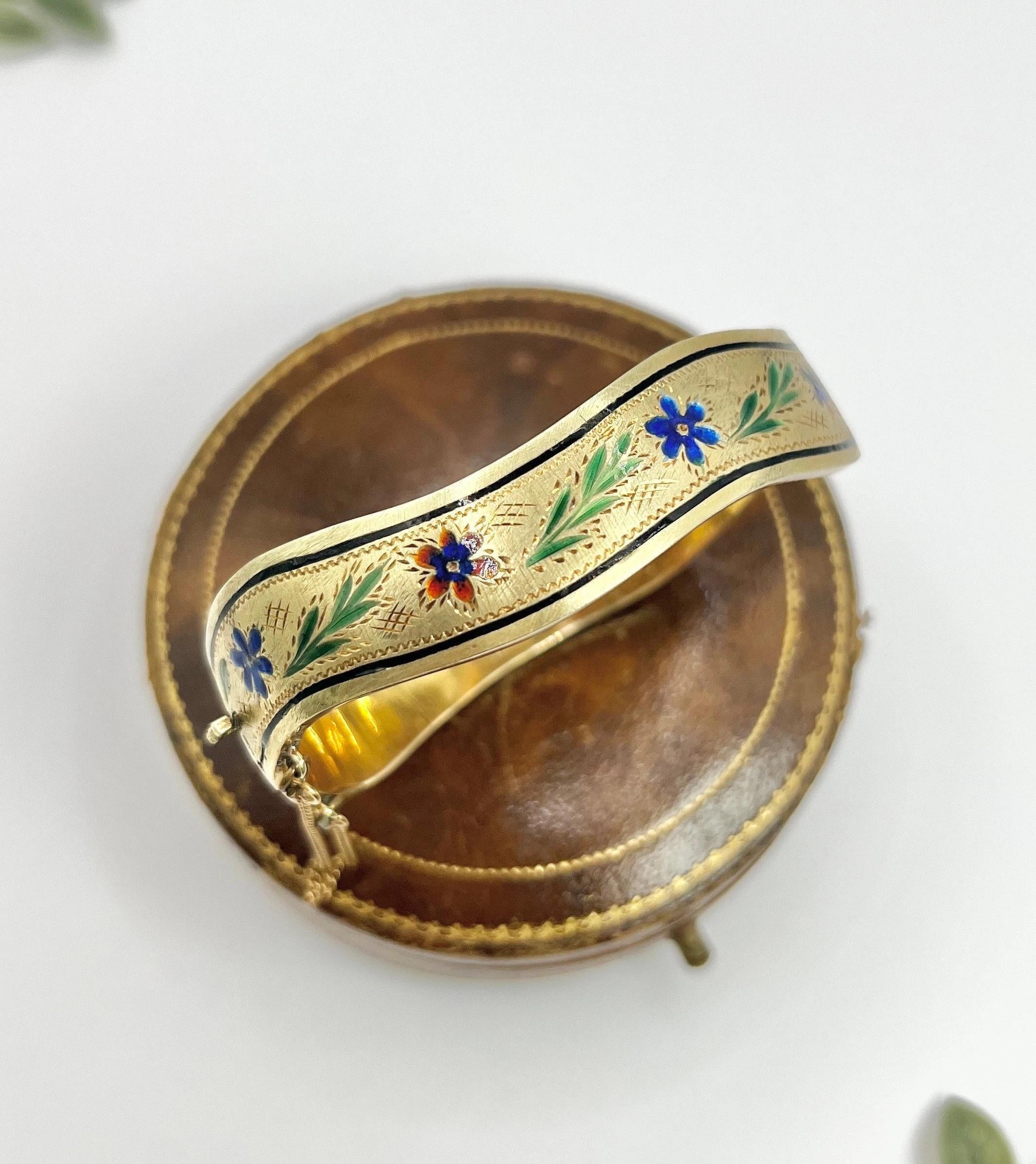 Antiker Blumenarmreif aus 14 Karat Gelbgold, edwardianische Emaille, Wellenförmiger Armreif im Angebot 4