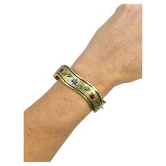 Antiguo brazalete eduardiano de oro amarillo de 14 ct con flor de esmalte, brazalete en forma de ola