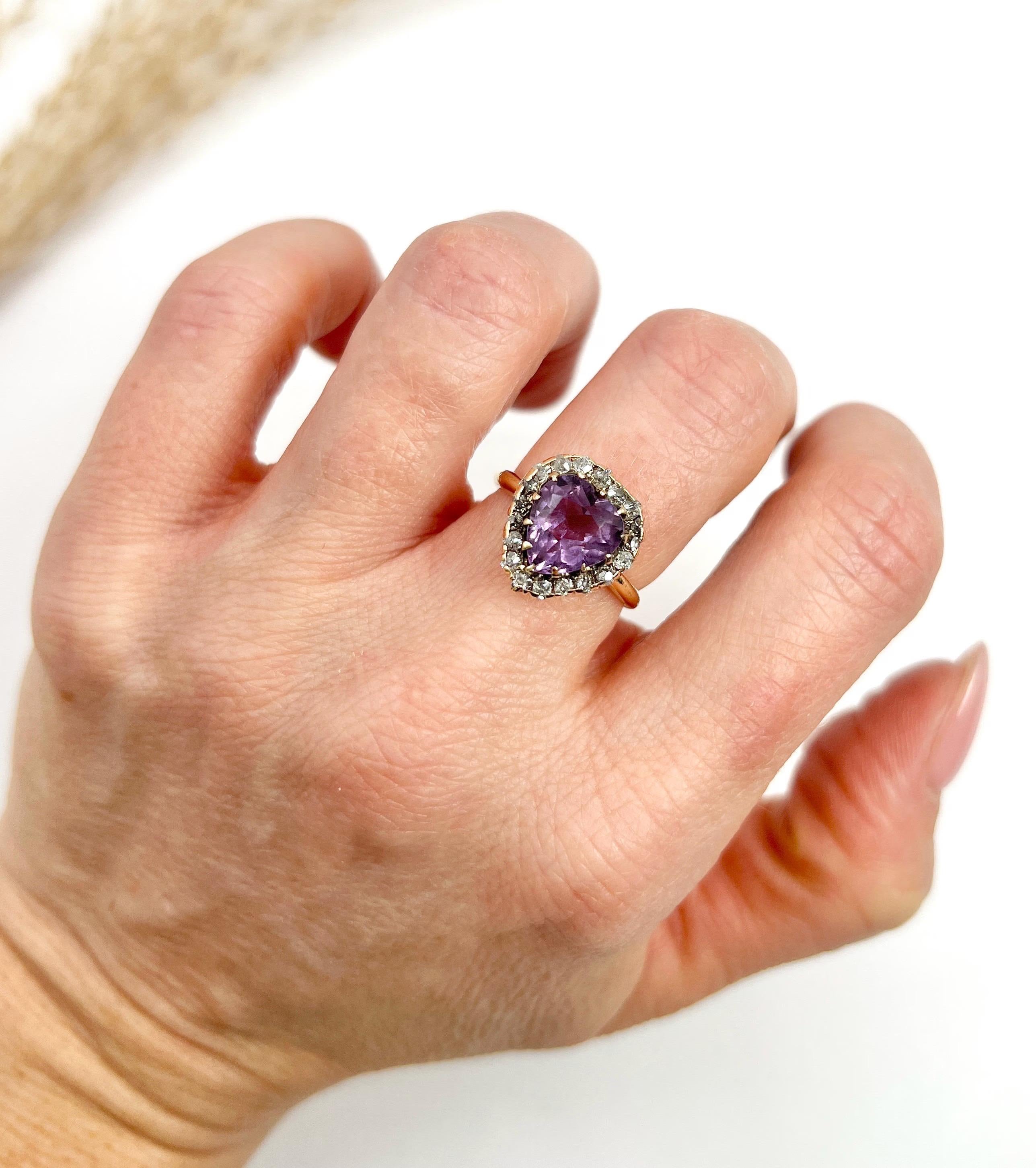 Anneau de cœur antique

Or 14ct

Circa 1910

Cette exquise bague à cœur en or 14ct de l'époque édouardienne est un magnifique exemple de l'artisanat de la joaillerie vintage. En son centre se trouve une captivante améthyste en forme de cœur, d'un
