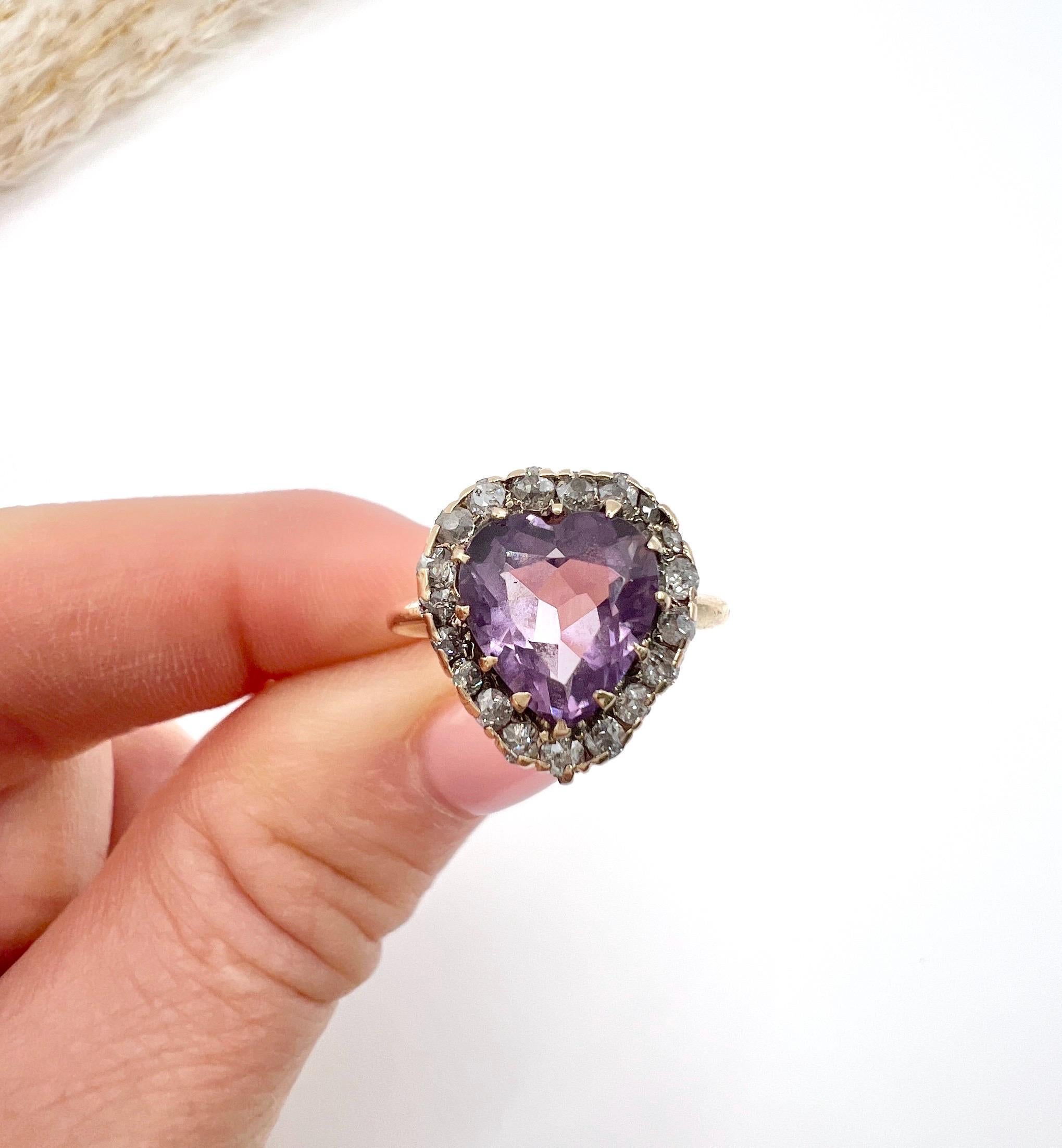 Bague édouardienne ancienne en or jaune 14 carats, améthyste en forme de cœur et grappe de diamants en vente 3
