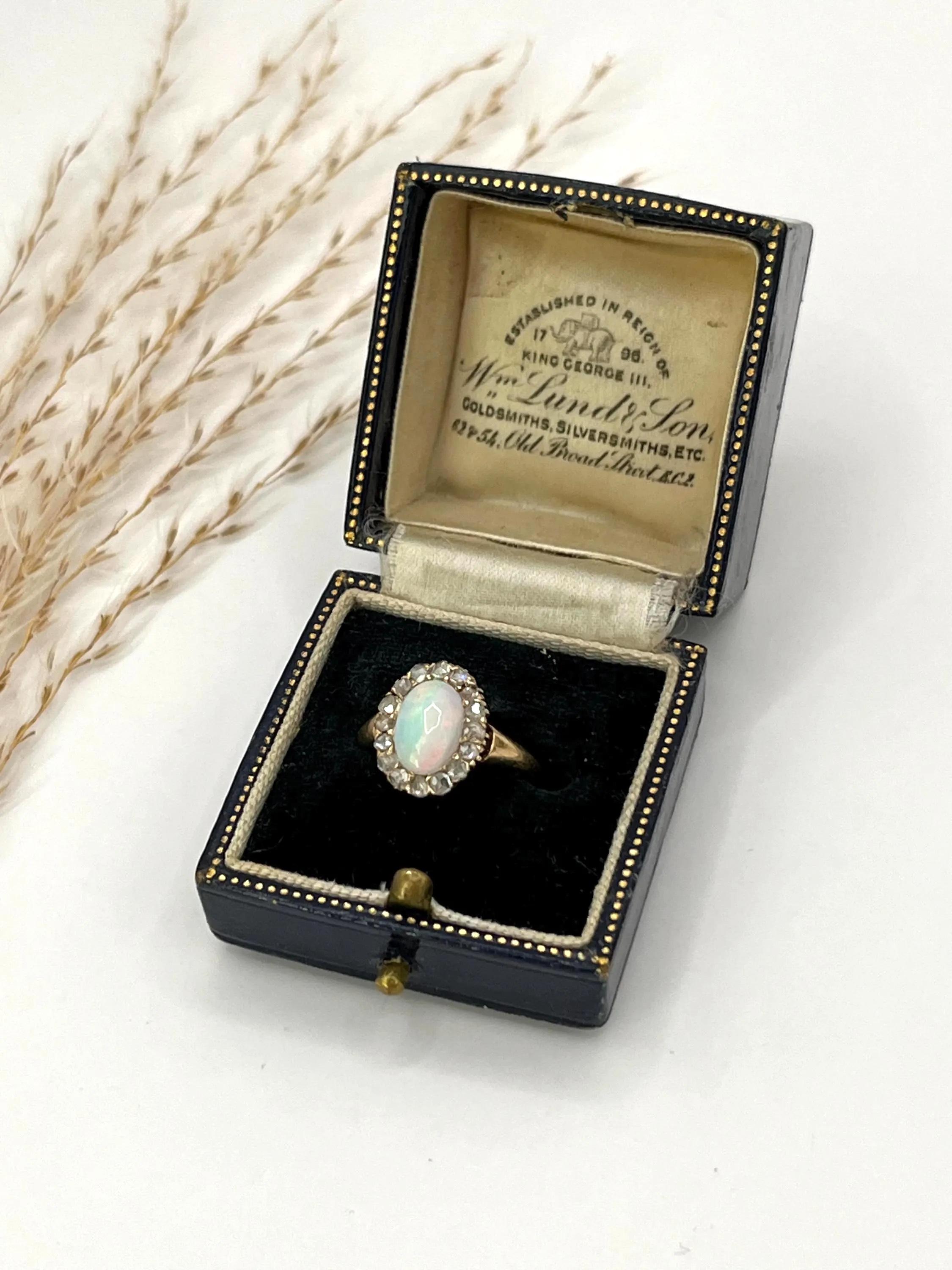 Antiker 14ct Gelbgold, Edwardianischer Opal & Diamant Oval geformter Cluster Ring im Angebot 5