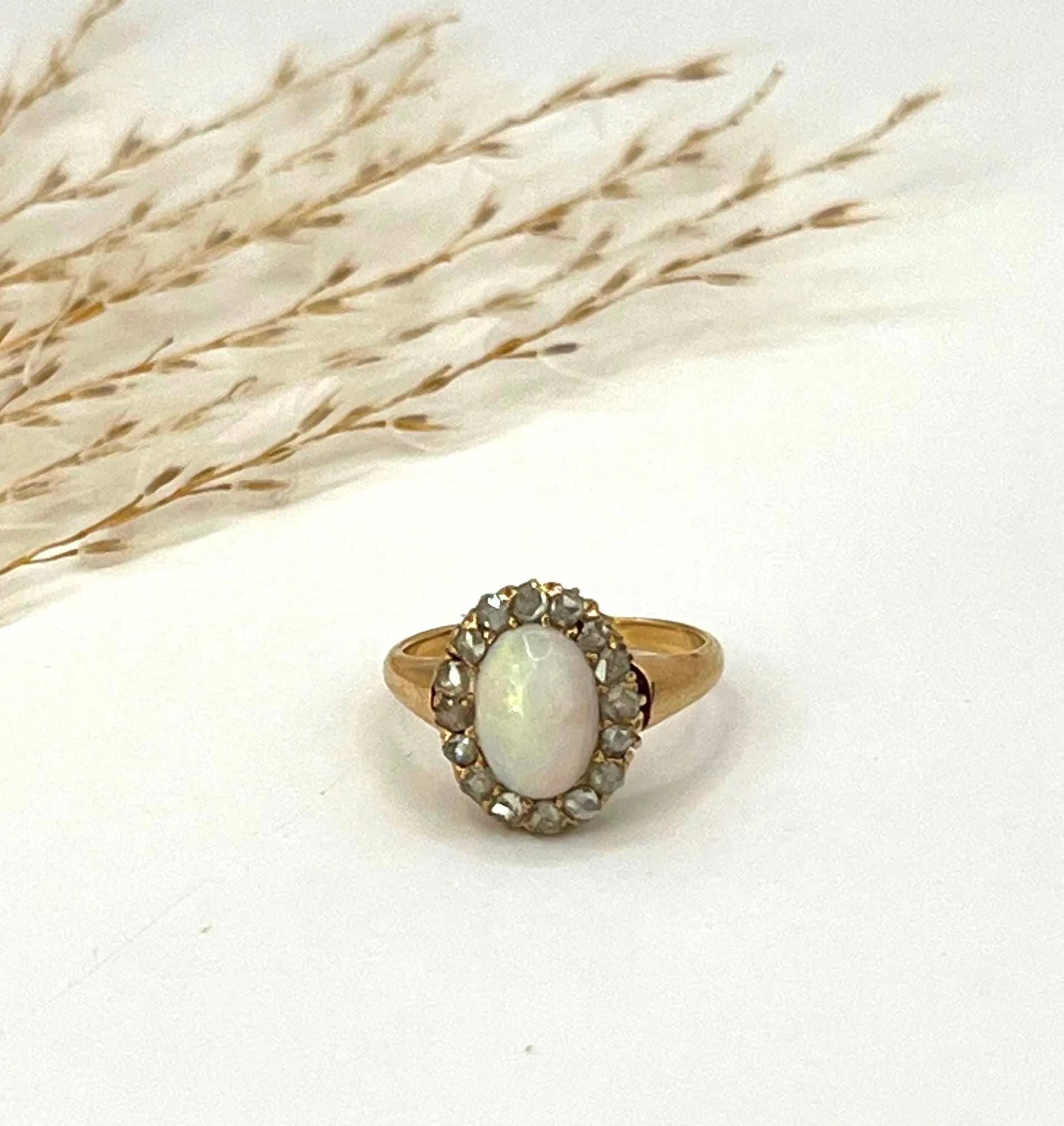 Antiker 14ct Gelbgold, Edwardianischer Opal & Diamant Oval geformter Cluster Ring im Angebot 6