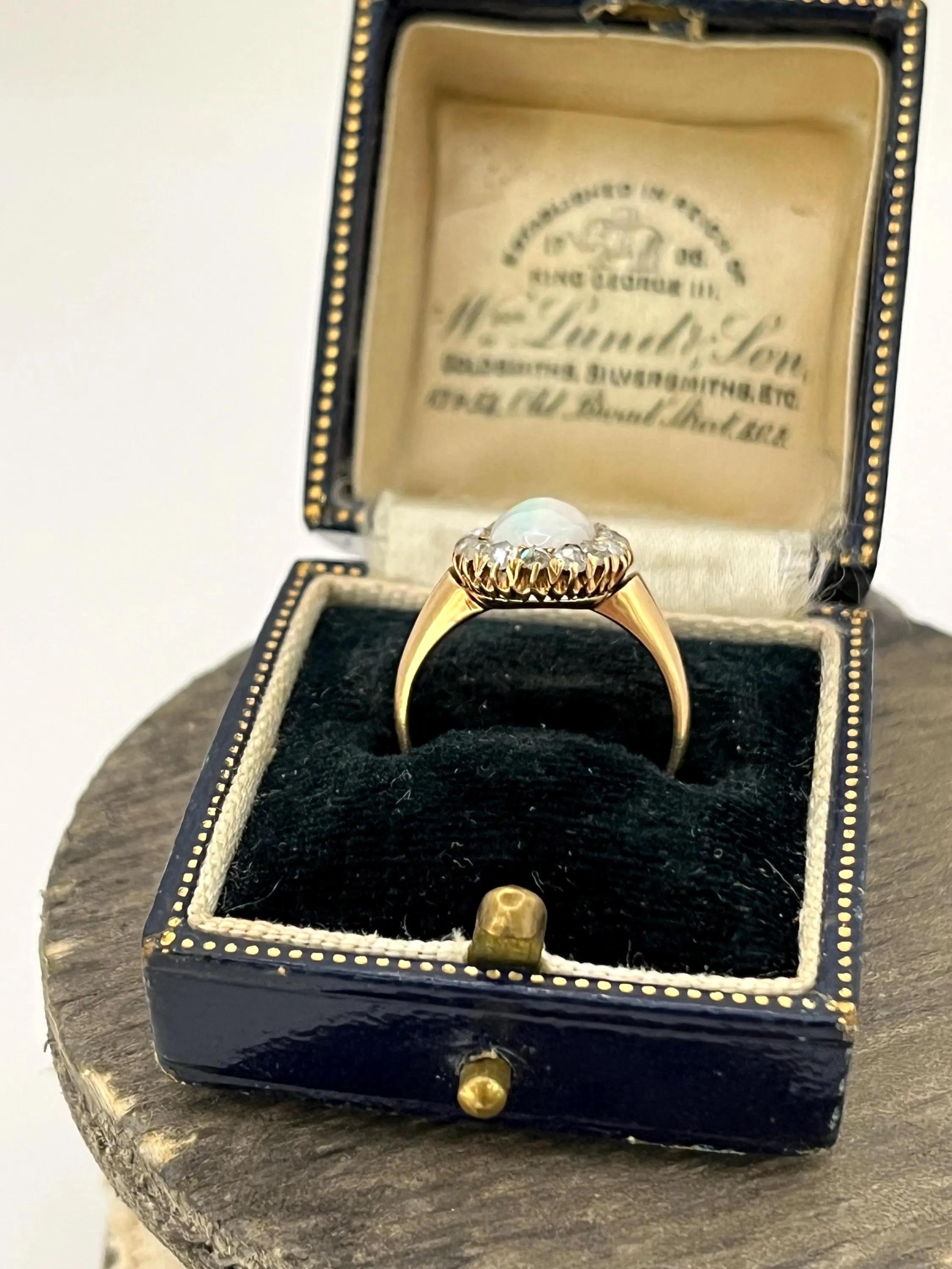 Antiker 14ct Gelbgold, Edwardianischer Opal & Diamant Oval geformter Cluster Ring im Zustand „Gut“ im Angebot in Brighton, GB