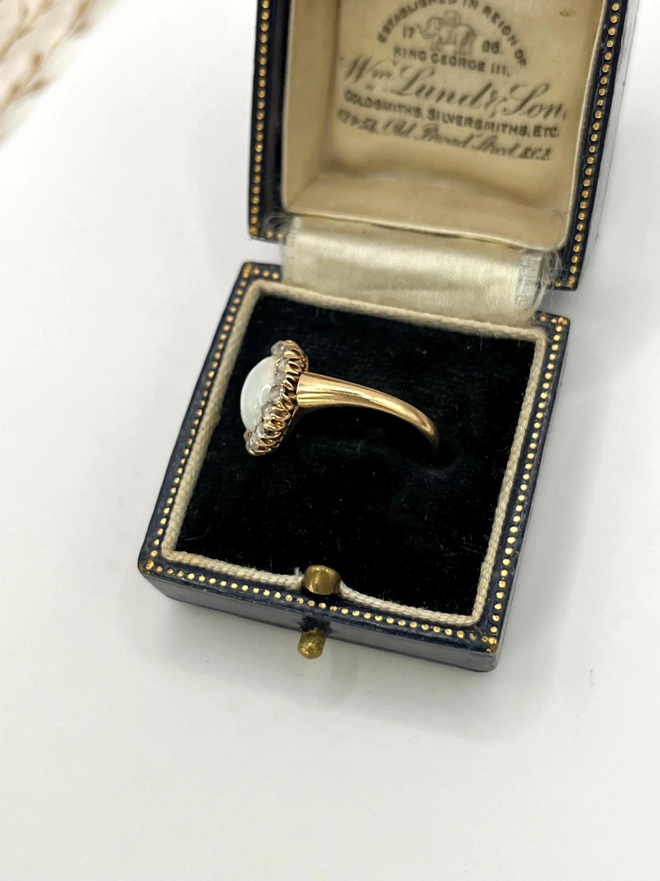 Antiker 14ct Gelbgold, Edwardianischer Opal & Diamant Oval geformter Cluster Ring im Angebot 1