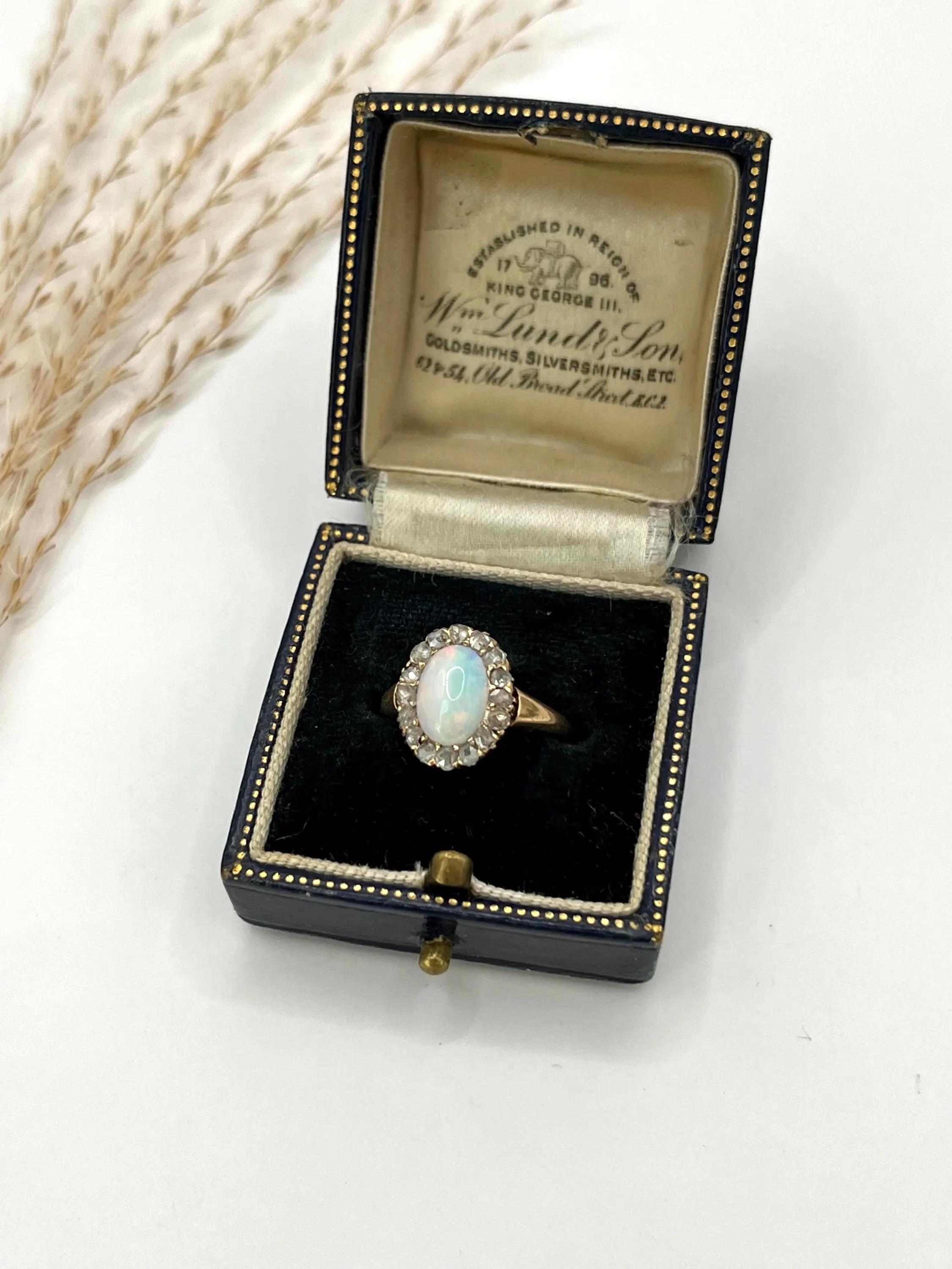 Antiker 14ct Gelbgold, Edwardianischer Opal & Diamant Oval geformter Cluster Ring im Angebot 3