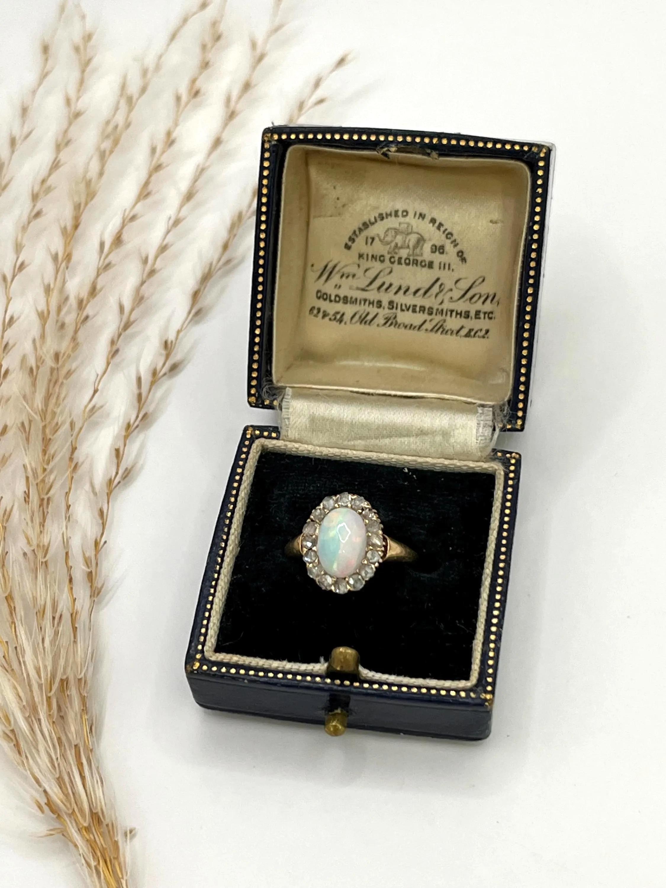 Antiker 14ct Gelbgold, Edwardianischer Opal & Diamant Oval geformter Cluster Ring im Angebot 4