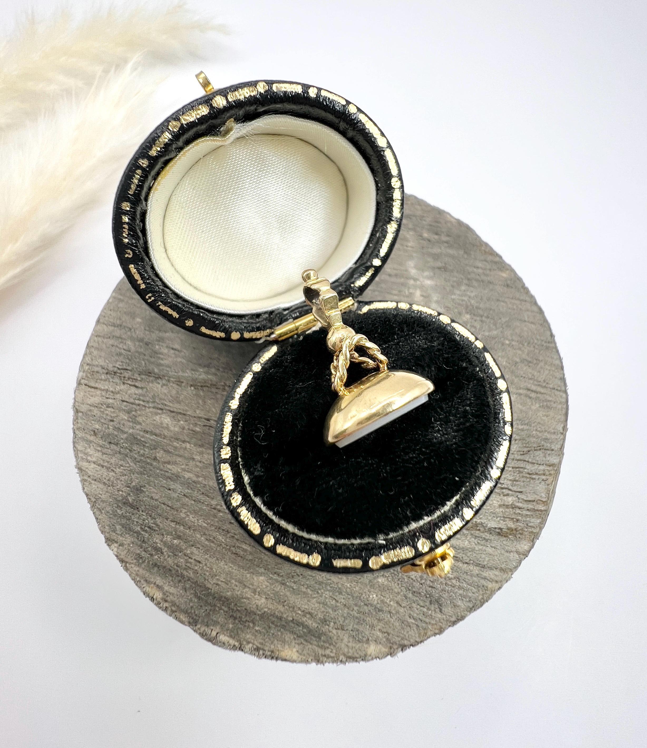 Pendentif breloque édouardienne ancienne en or jaune 14 carats avec sceau en sardonyx en vente 7