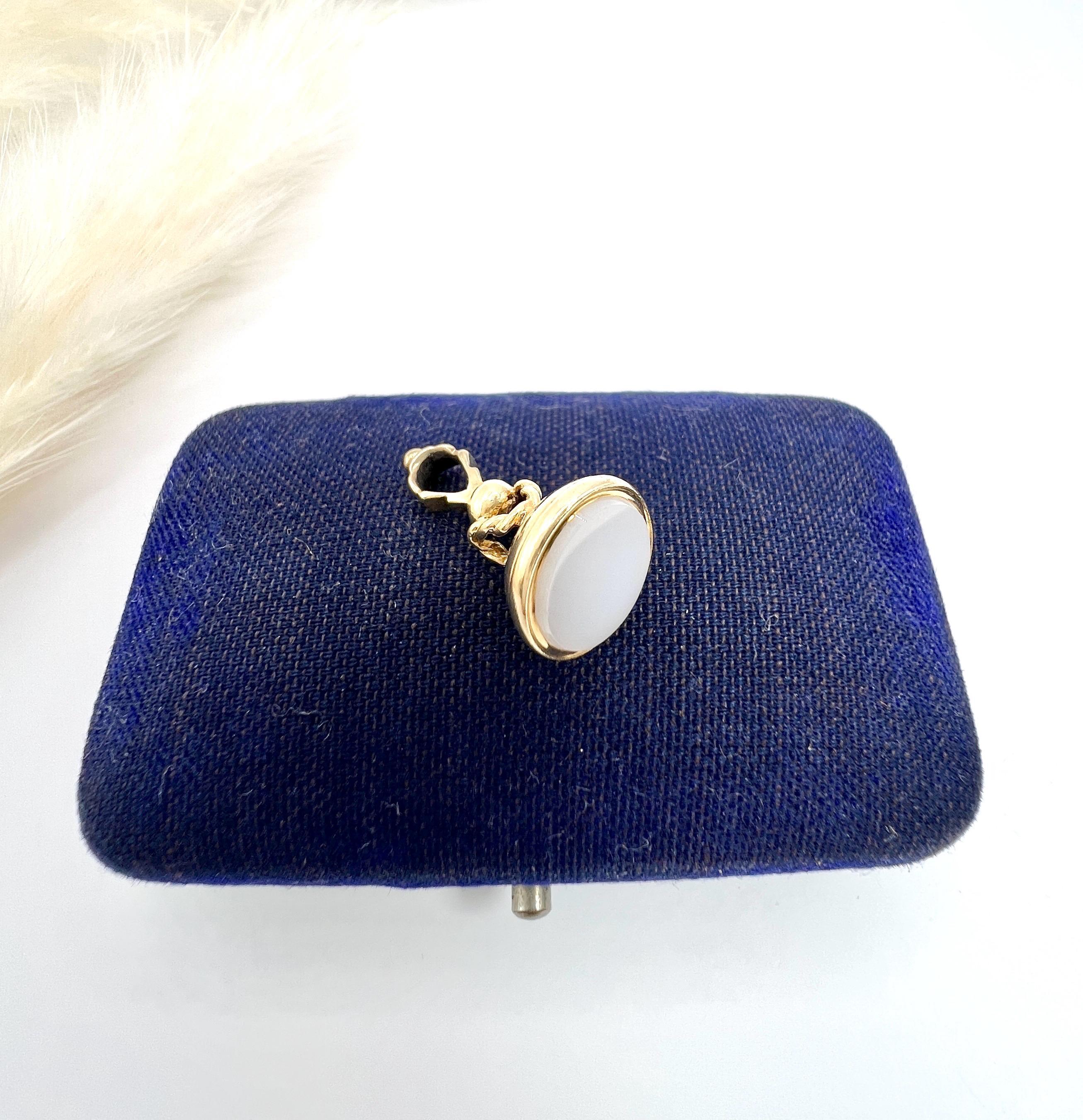 Pendentif breloque édouardienne ancienne en or jaune 14 carats avec sceau en sardonyx Bon état - En vente à Brighton, GB