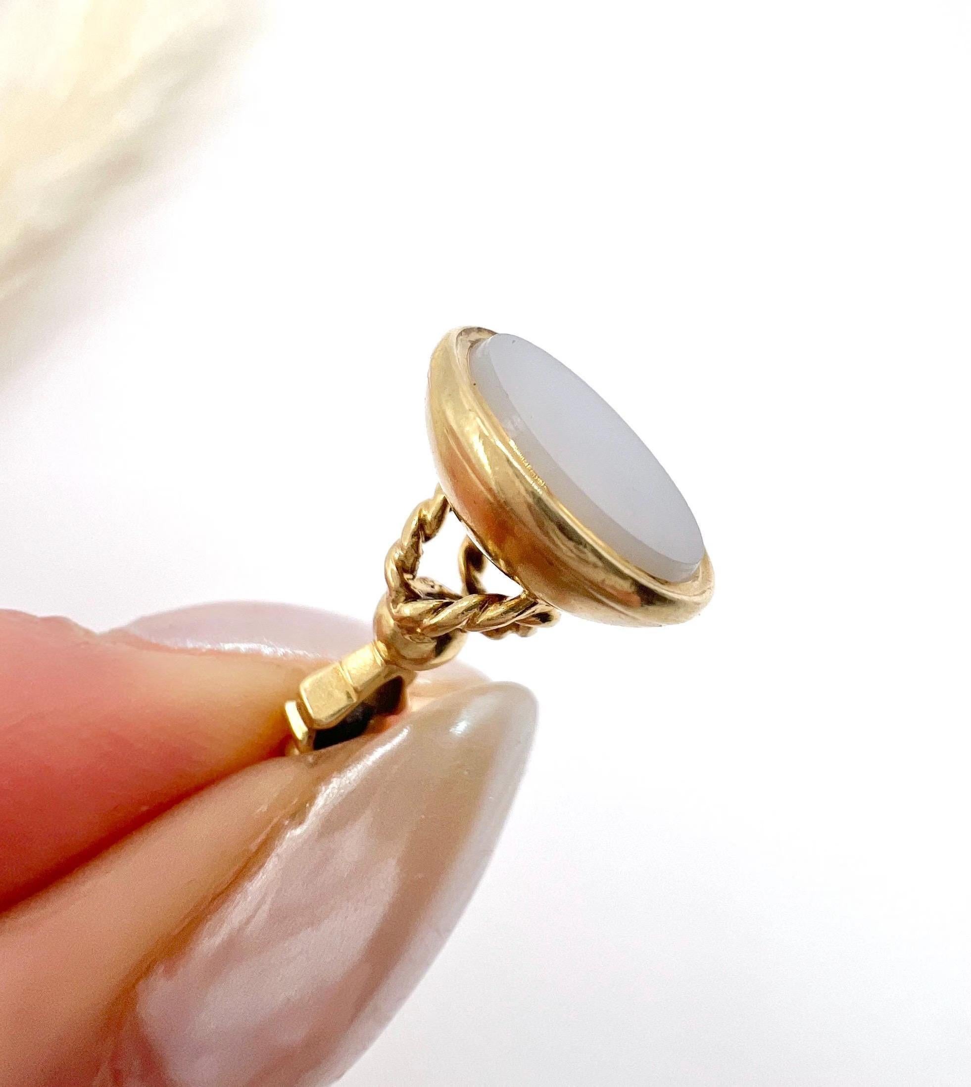 Pendentif breloque édouardienne ancienne en or jaune 14 carats avec sceau en sardonyx en vente 1
