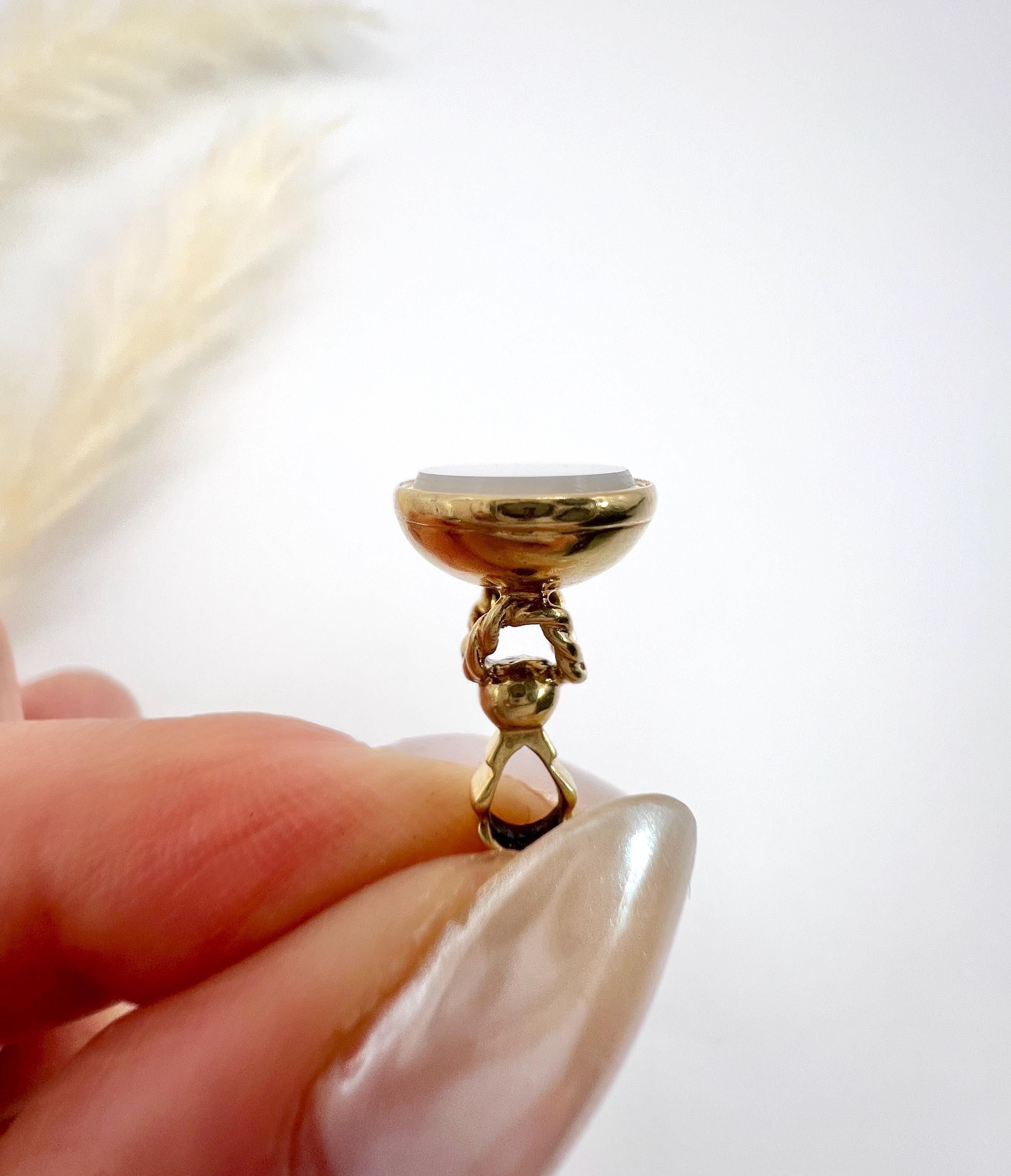 Pendentif breloque édouardienne ancienne en or jaune 14 carats avec sceau en sardonyx en vente 5