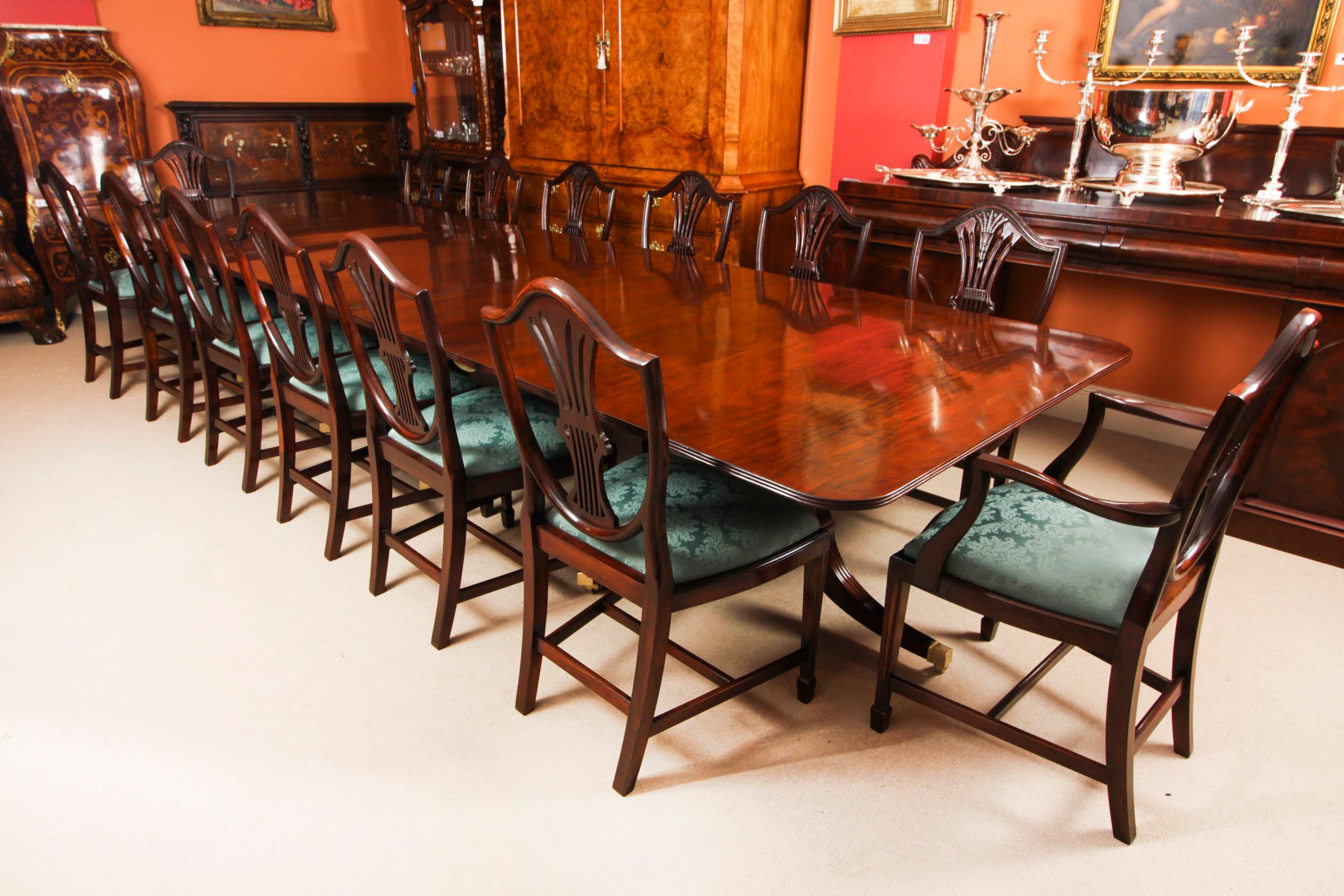 Il s'agit d'une élégante table de salle à manger antique de style Regency Revival pouvant accueillir confortablement quatorze personnes et datant de la seconde moitié du XIXe siècle.

La table possède deux plateaux qui peuvent être ajoutés ou