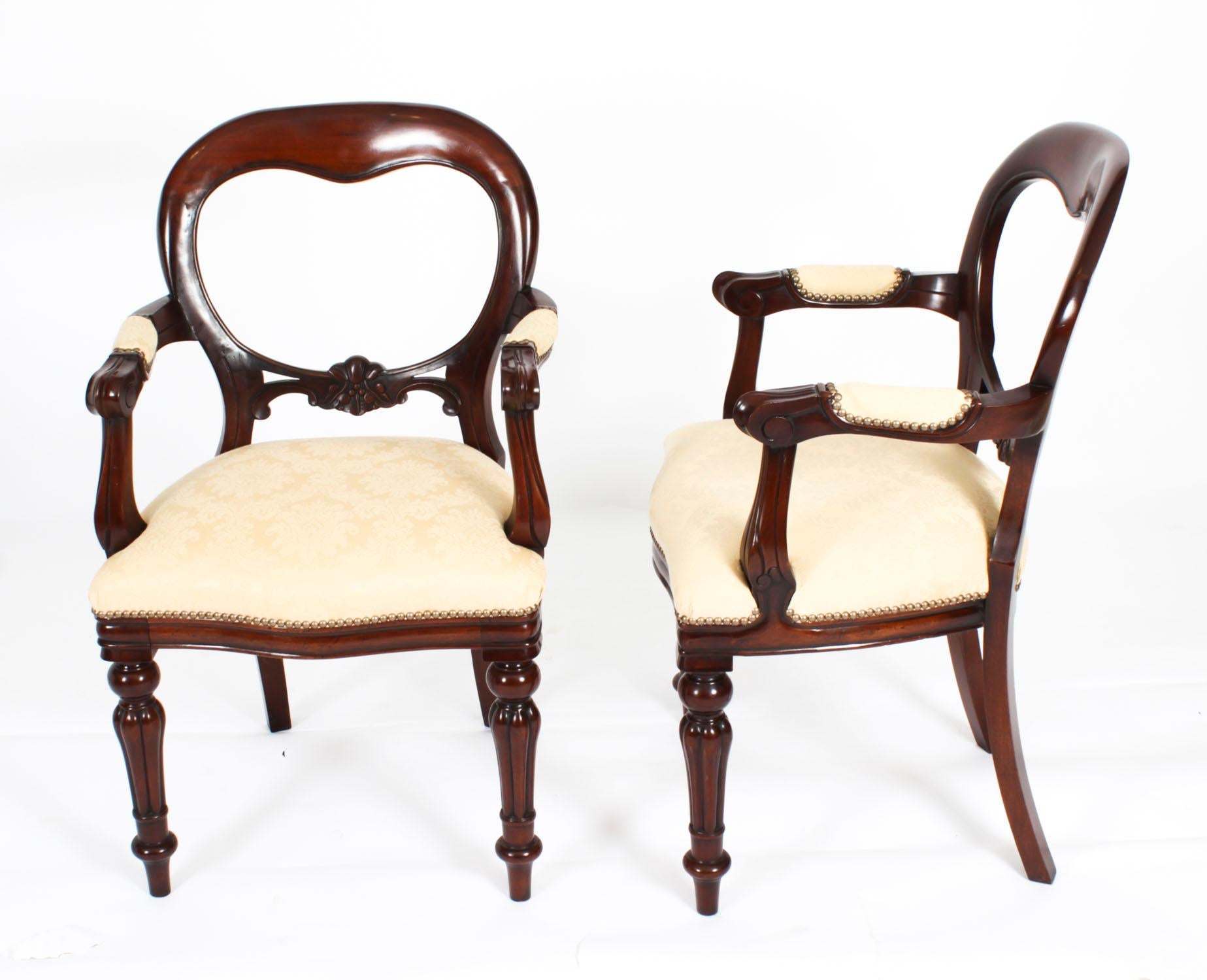 Ancienne table de salle à manger William IV 19ème siècle & 16 chaises à dossier ballon en vente 13