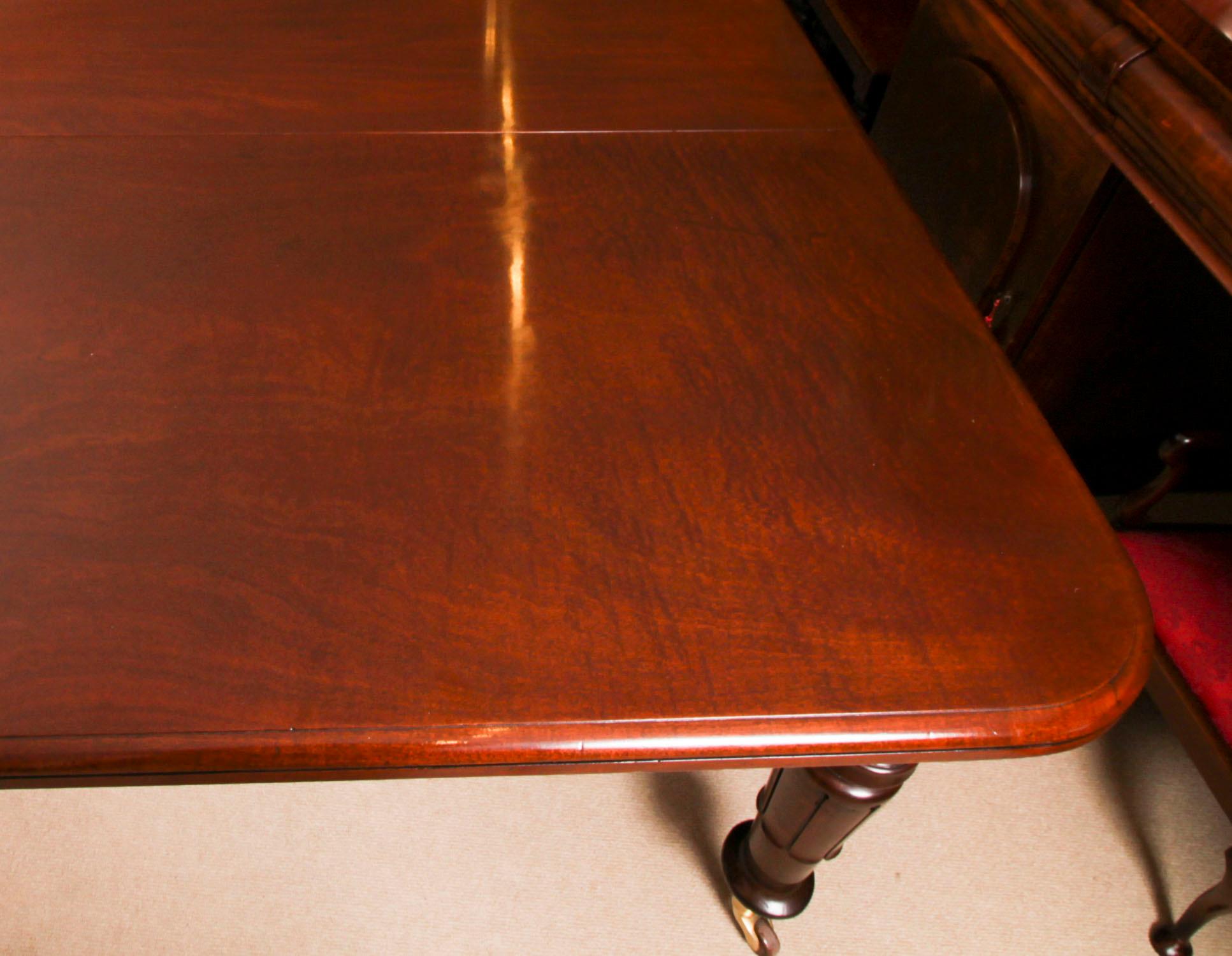 Acajou Ancienne table de salle à manger William IV 19ème siècle & 16 chaises à dossier ballon en vente