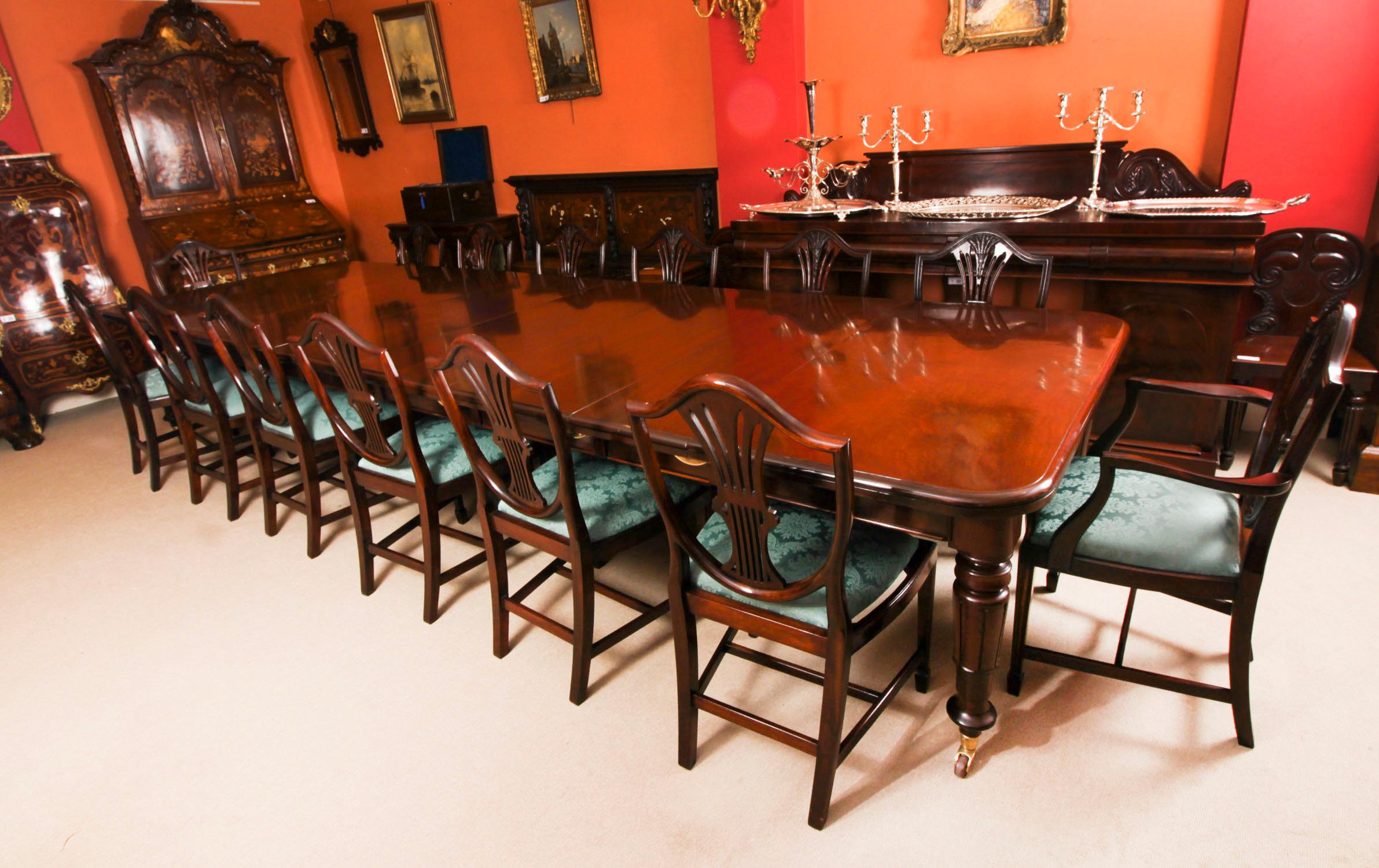 Il s'agit d'une magnifique table de salle à manger ancienne en acajou de style William IV qui peut accueillir seize convives dans le plus grand confort,  Circa 1835 en date.

Cette magnifique table est d'une beauté époustouflante  en acajou flammé